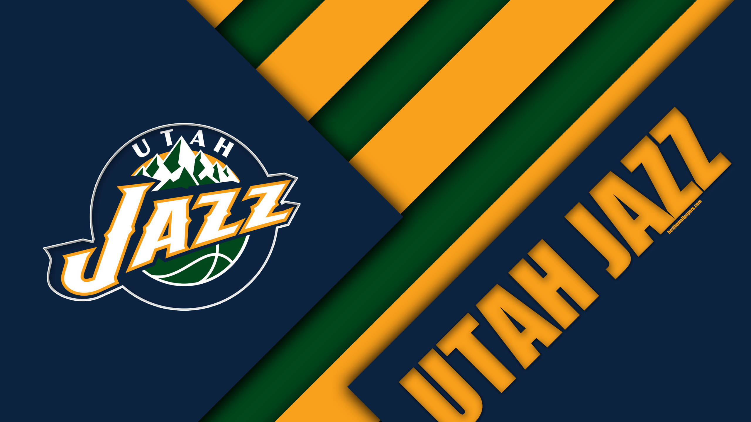 猶他爵士隊 數位名稱標誌 壁紙 — Utah Jazz 標誌和球隊名稱以粗體黃色和綠色顯示在海軍藍幾何背景上。