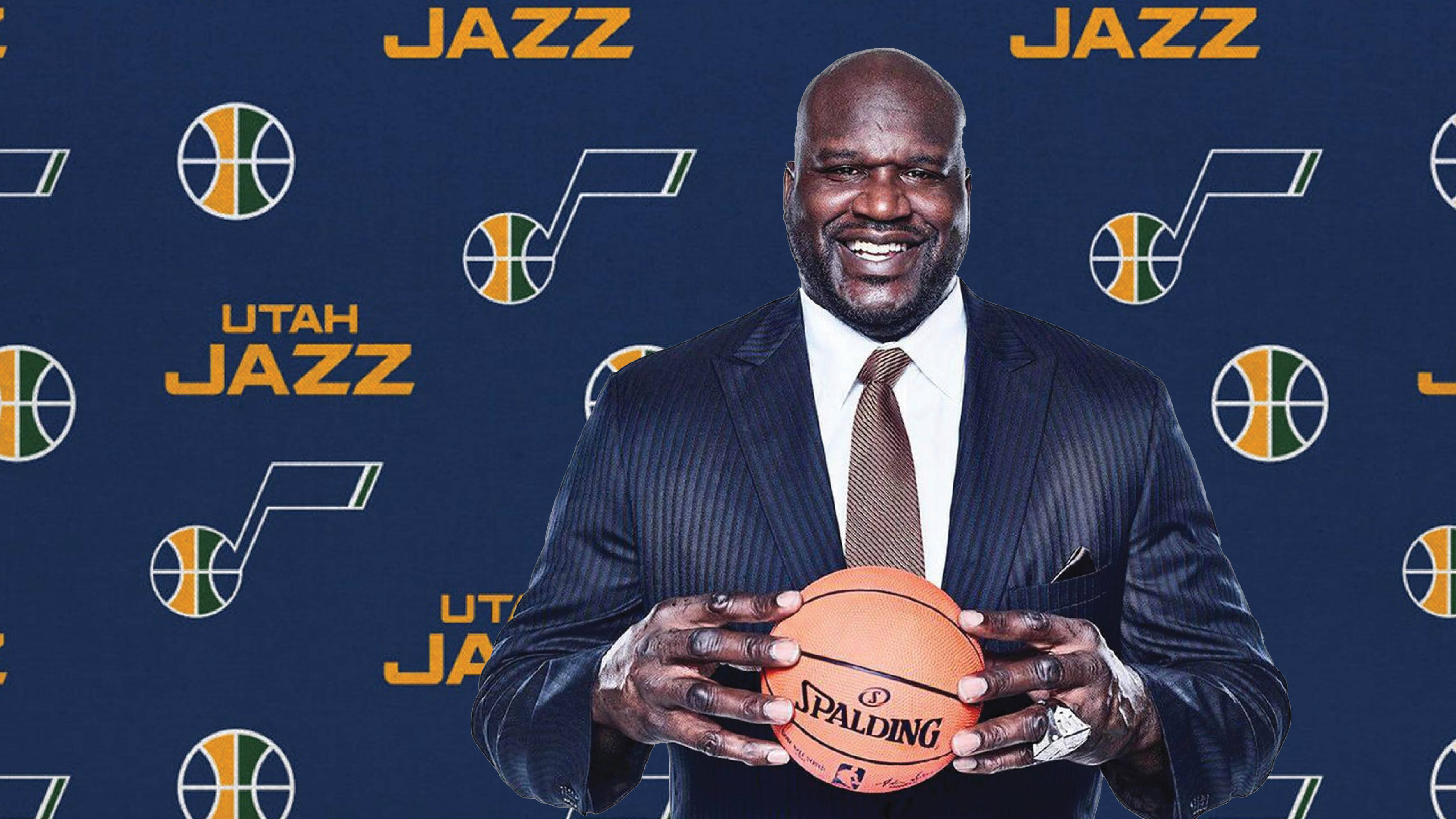 猶他爵士隊 薛瓦·歐尼爾 壁紙 — Shaquille O'Neal 喺猶他爵士隊品牌背景前，手持 Spalding 籃球，笑容燦爛。