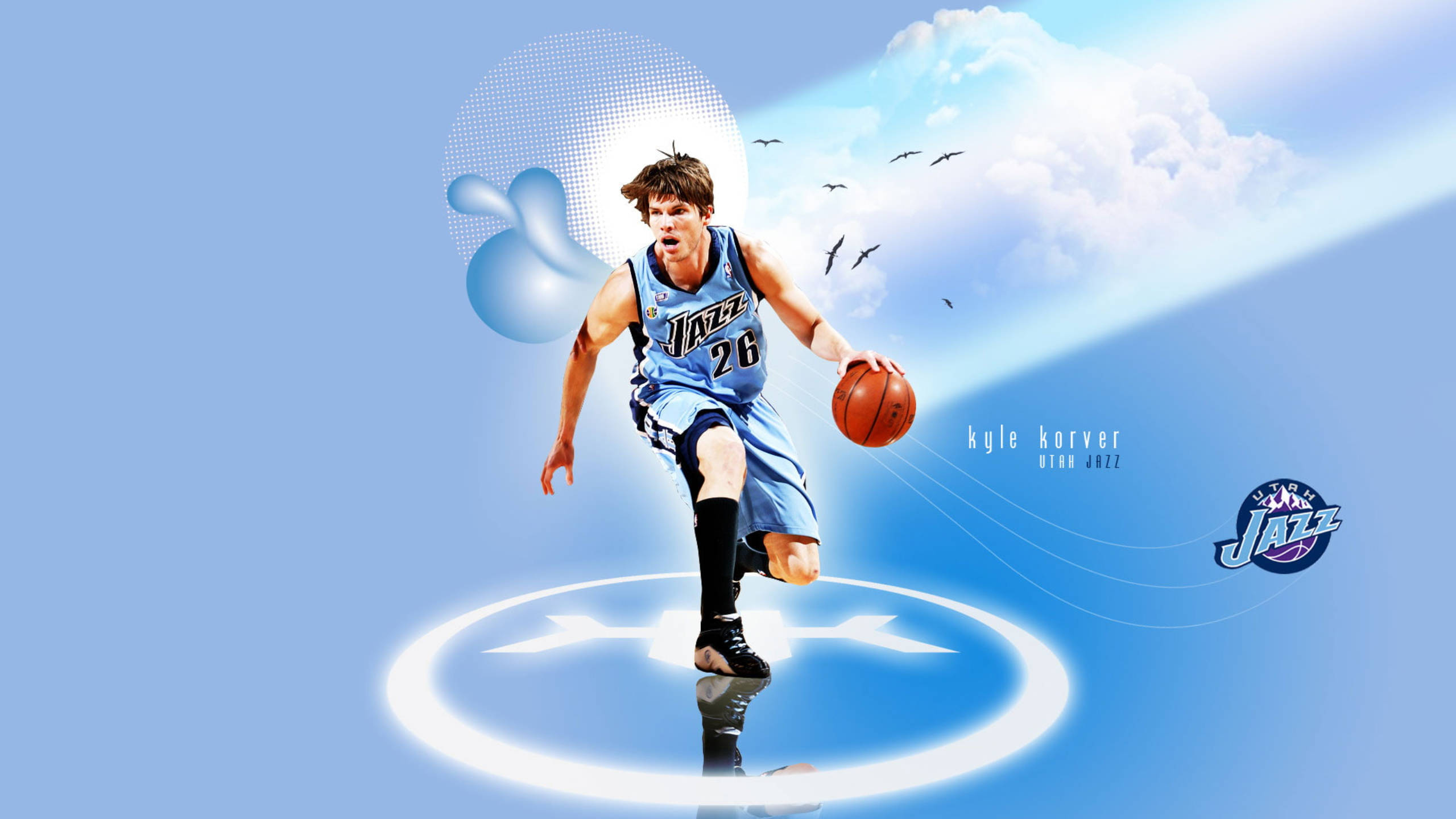 猶他爵士隊凱爾·科弗封面 壁紙 — 籃球運動員 Kyle Korver 身穿猶他爵士隊球衣，在藍天白雲和鳥兒的背景下空中運球。