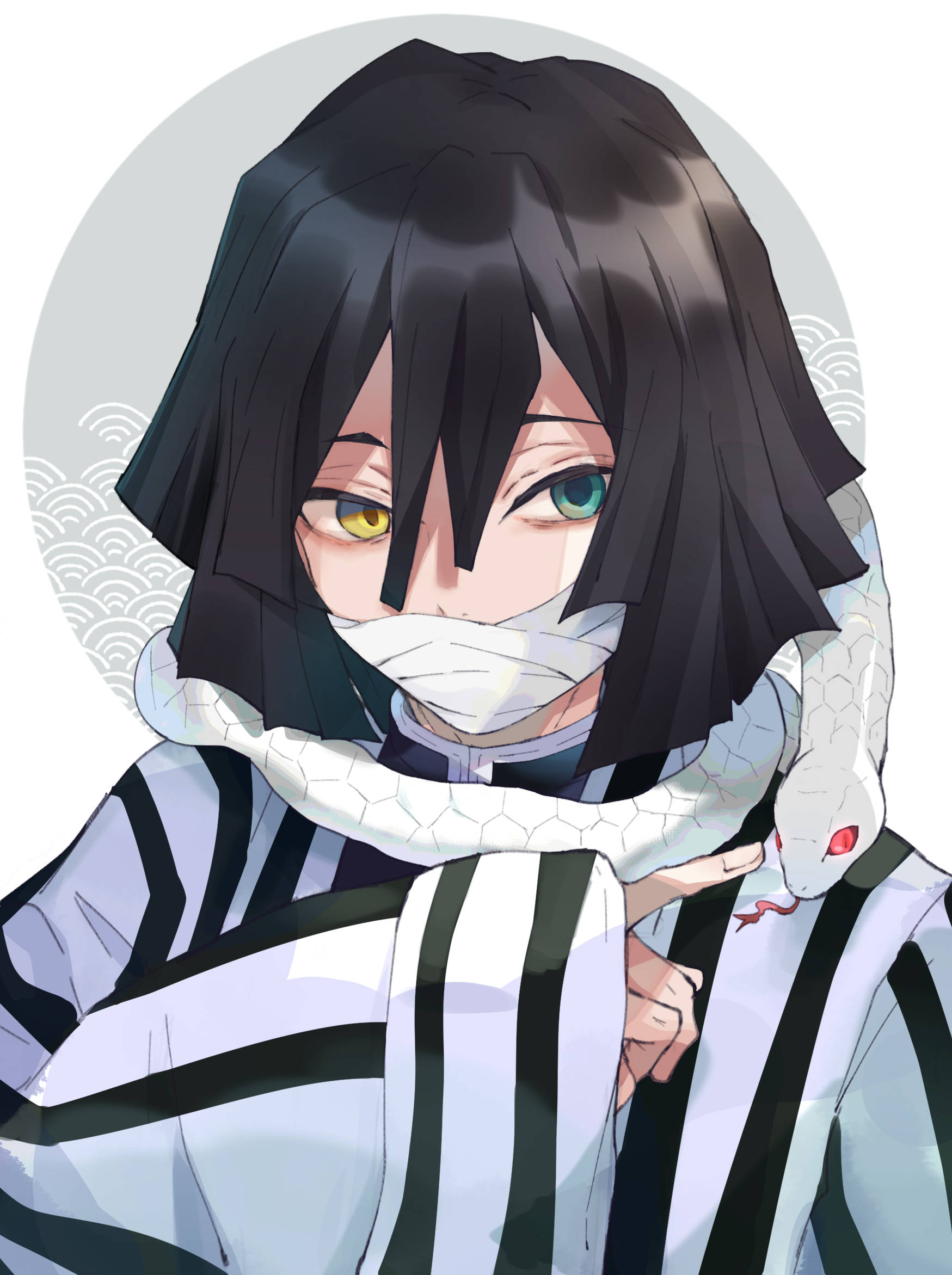 猿柿日世里 與解蛇 藝術插畫 壁紙 — 一個年輕的動漫角色，擁有異色瞳，一條白蛇纏繞在脖子上，穿著條紋制服，背景是波浪圖案。