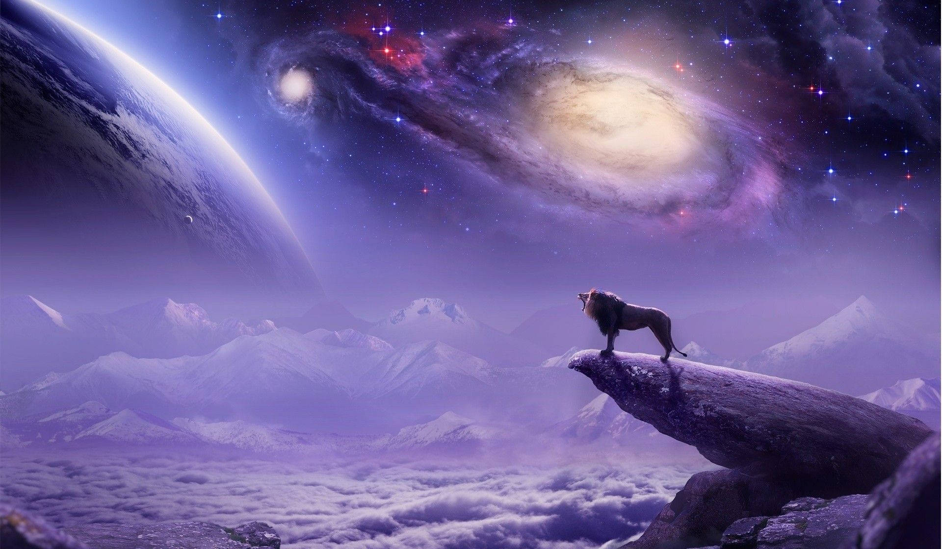 山頂上的獅子凝視著雲層之上的星系和行星。