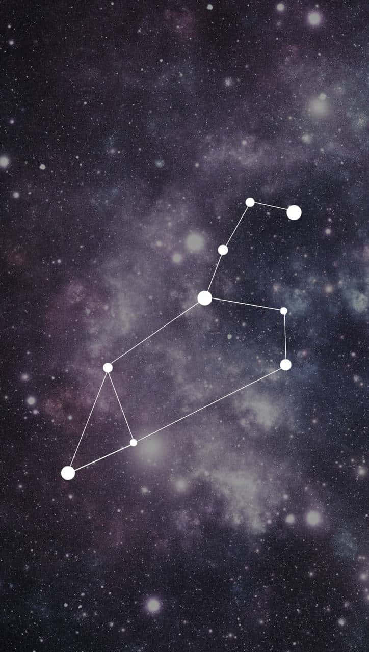 用白色線條繪製的星座圖案，在繁星點點的紫色星系中連接明亮的星星。