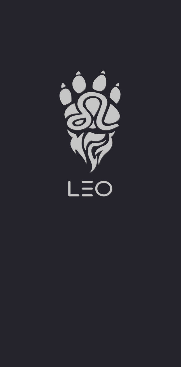 銀色獅子爪印標誌，帶有漩渦和鬍鬚，位於深色背景上的 LEO 字樣上方。