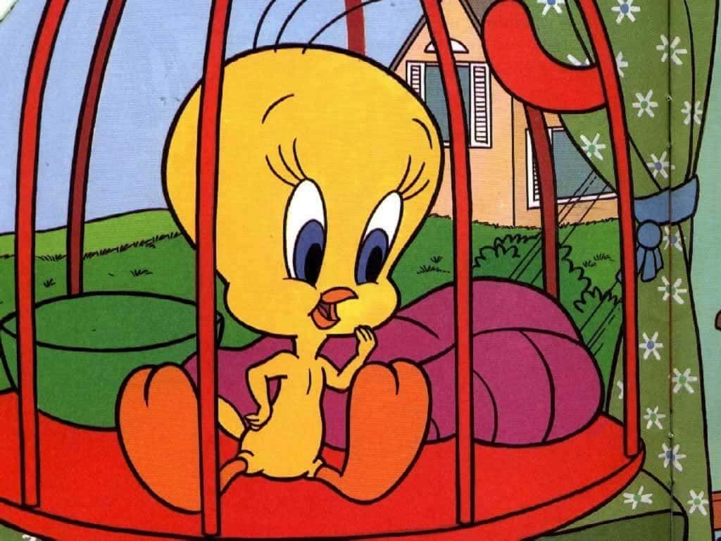 獨一無二的— Tweety Bird 壁紙 — 一隻卡通黃色小鳥，有大大的藍色眼睛，坐在紅色鞦韆上，在綠色草坪和房屋背景下顯得很驚訝。