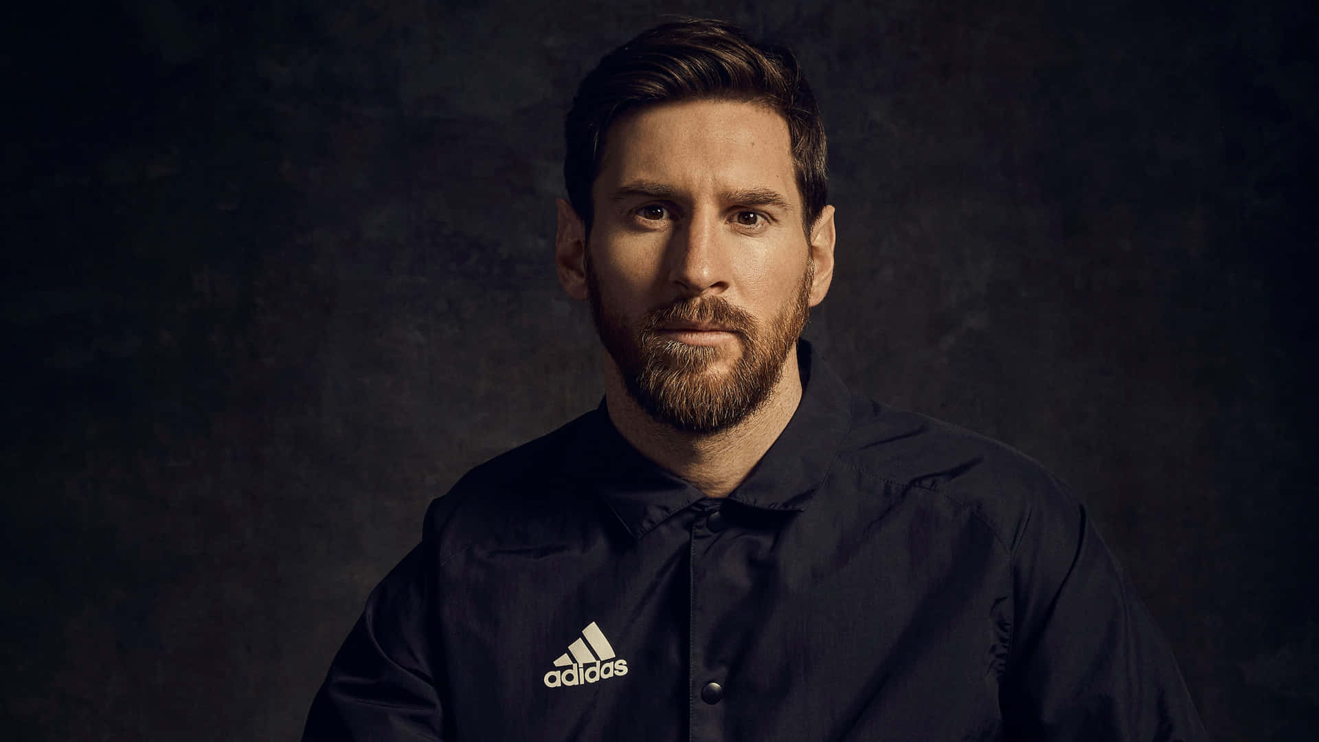 里奧內爾·美斯穿著黑色Adidas外套，直視鏡頭。