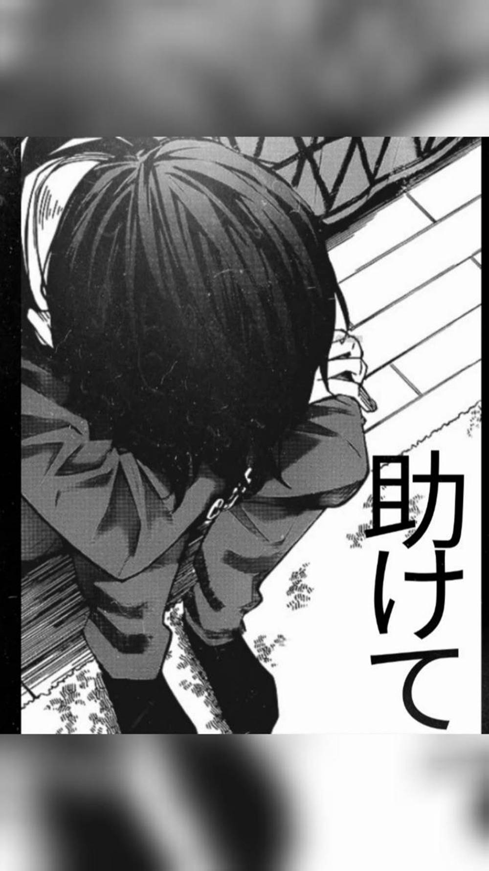 獨坐長凳的傷心動漫男孩 壁紙 — 一個黑白漫畫面板顯示一個短黑髮的人痛苦地彎腰，可見日文文字「助けて」。