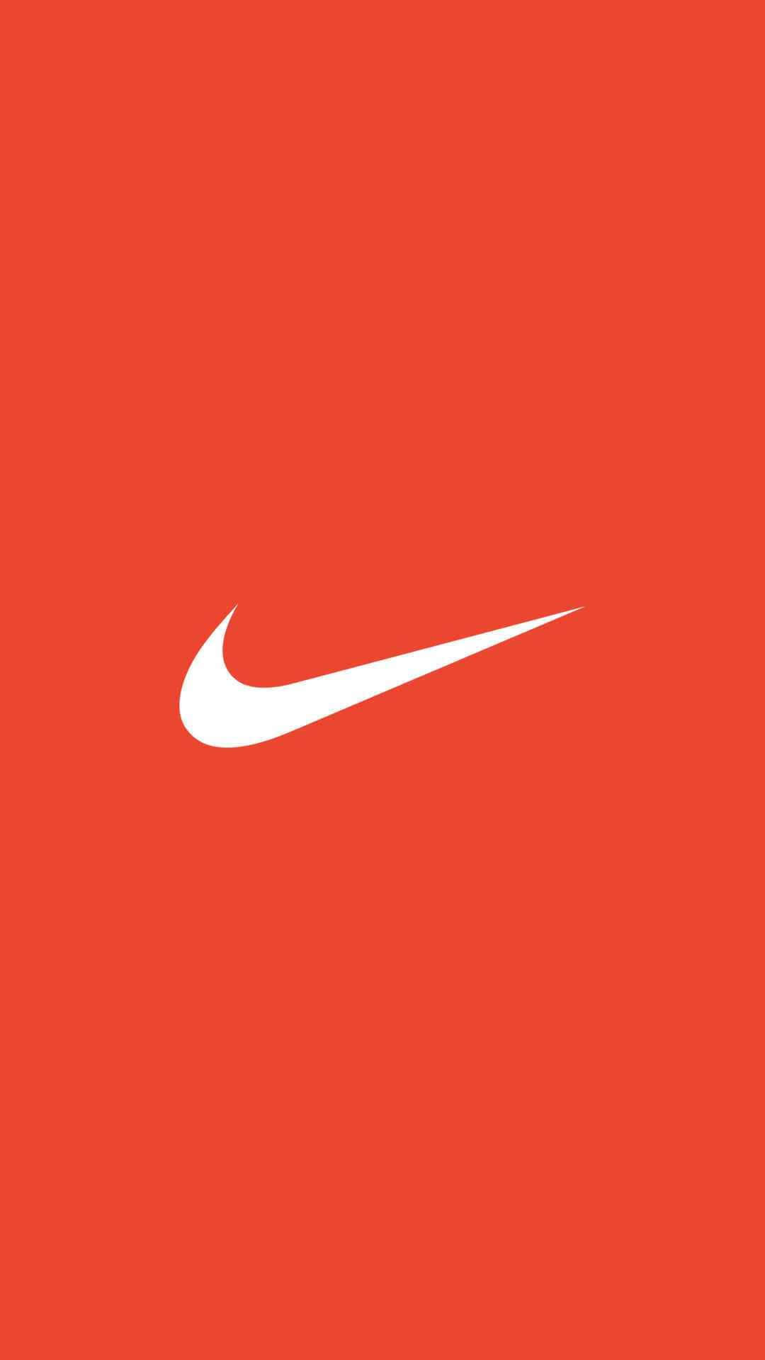 獨家紅色 Nike 運動鞋 壁紙 — 一個大膽的白色Nike swoosh標誌居中在純色鮮豔的橙色背景上。