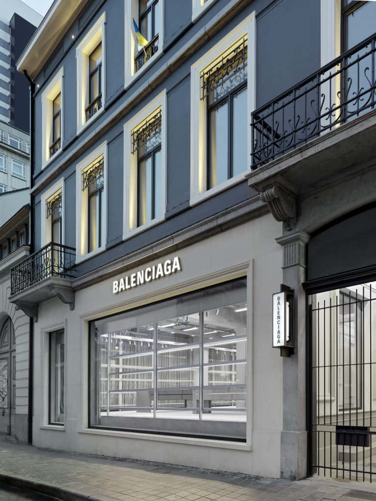 夜晚 Balenciaga 商店外觀，帶有照明窗戶和石頭建築。