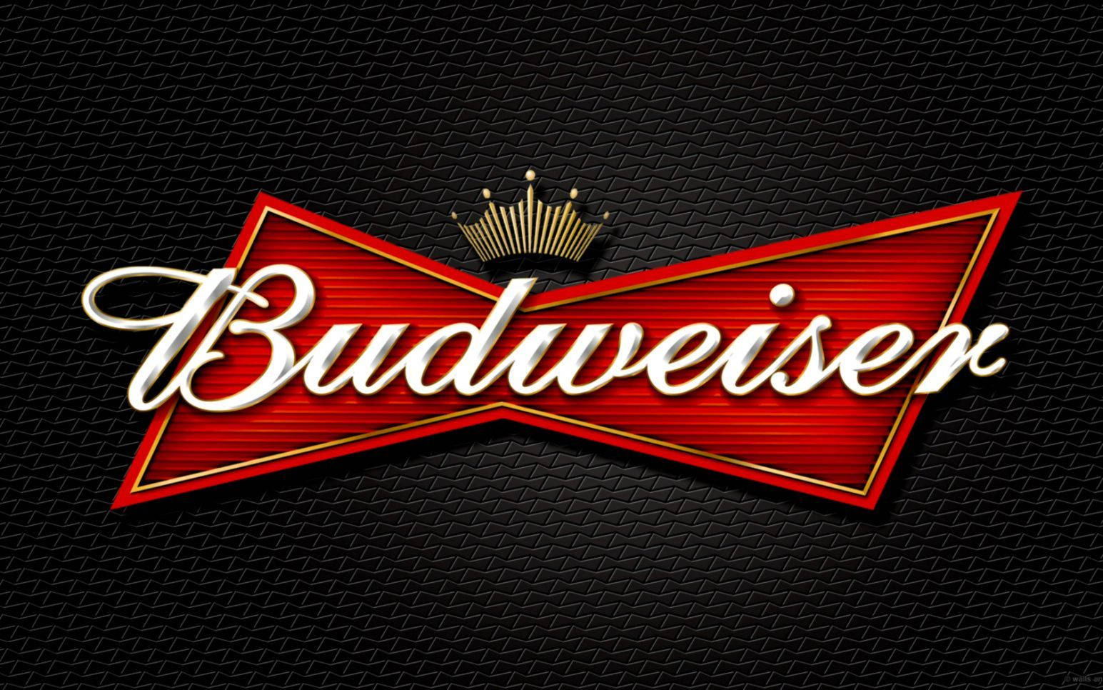 獨特浮雕百威標誌 壁紙 — Budweiser 標誌以紅色和金色呈現，置於帶有金屬光澤的紋理黑色背景上。