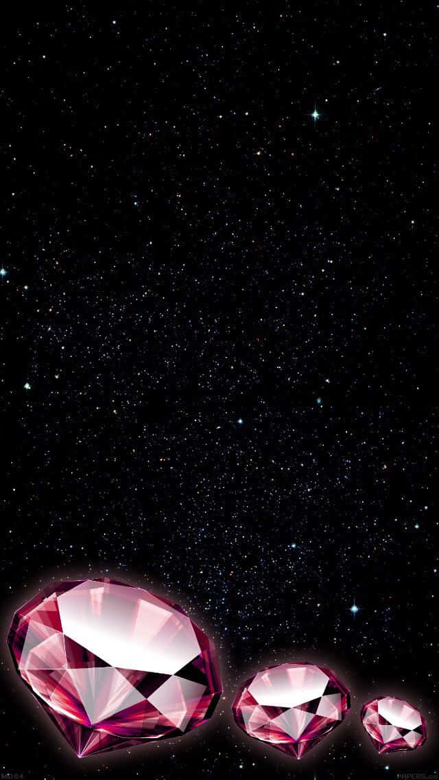 獨特粉紅鑽石在純白背景上閃耀 壁紙 — 三顆發光的粉紅色鑽石在繁星閃爍的夜空下漂浮。