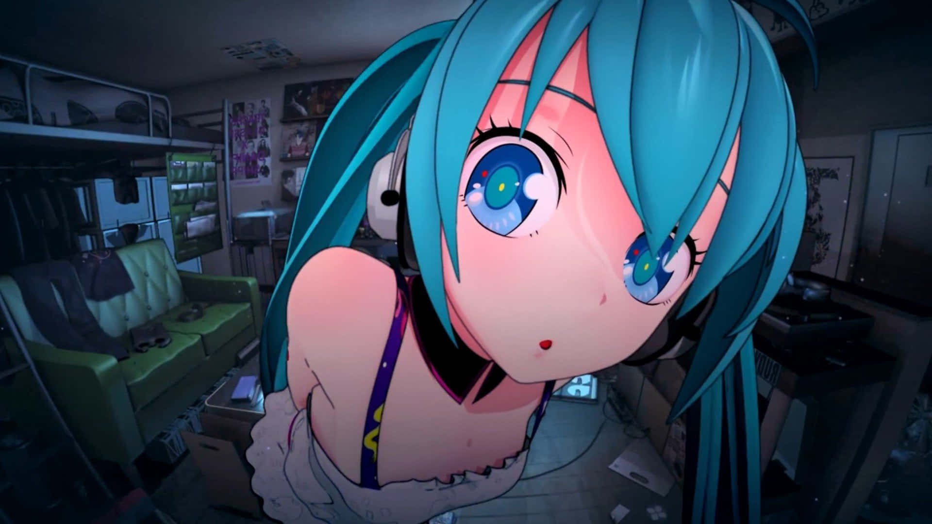 藍髮動漫女孩，眼睛發光，在一個雜亂昏暗的房間裡。