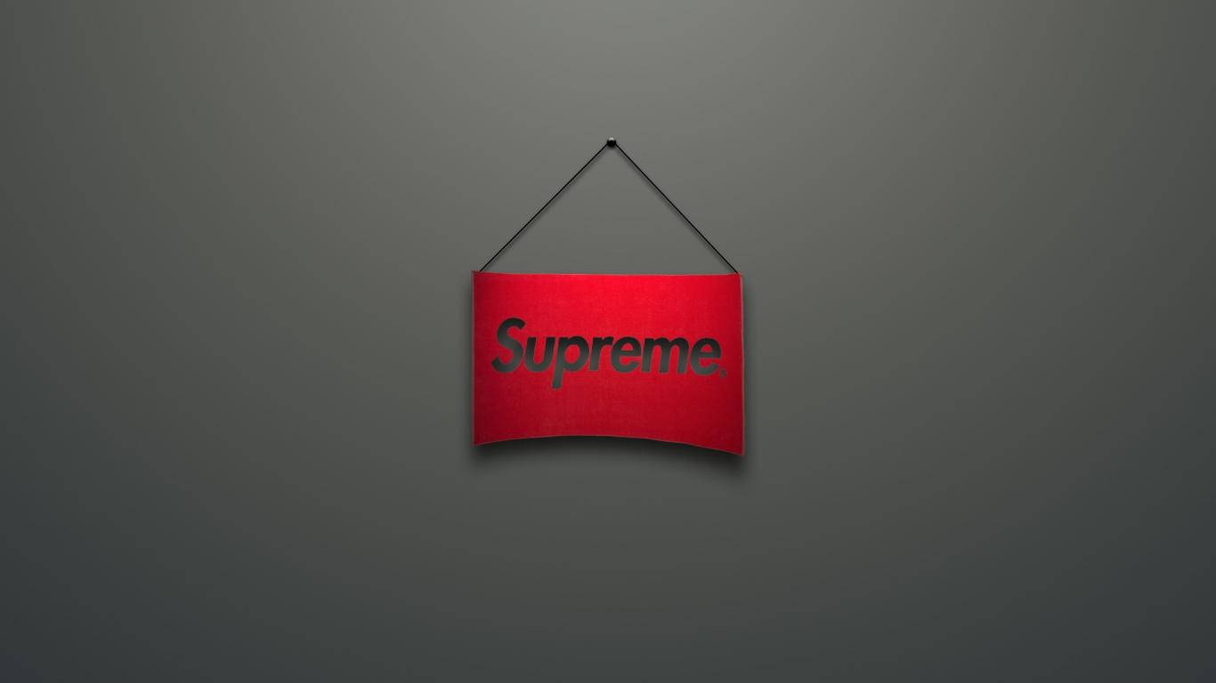 紅色Supreme品牌標誌懸掛在灰色牆壁上。