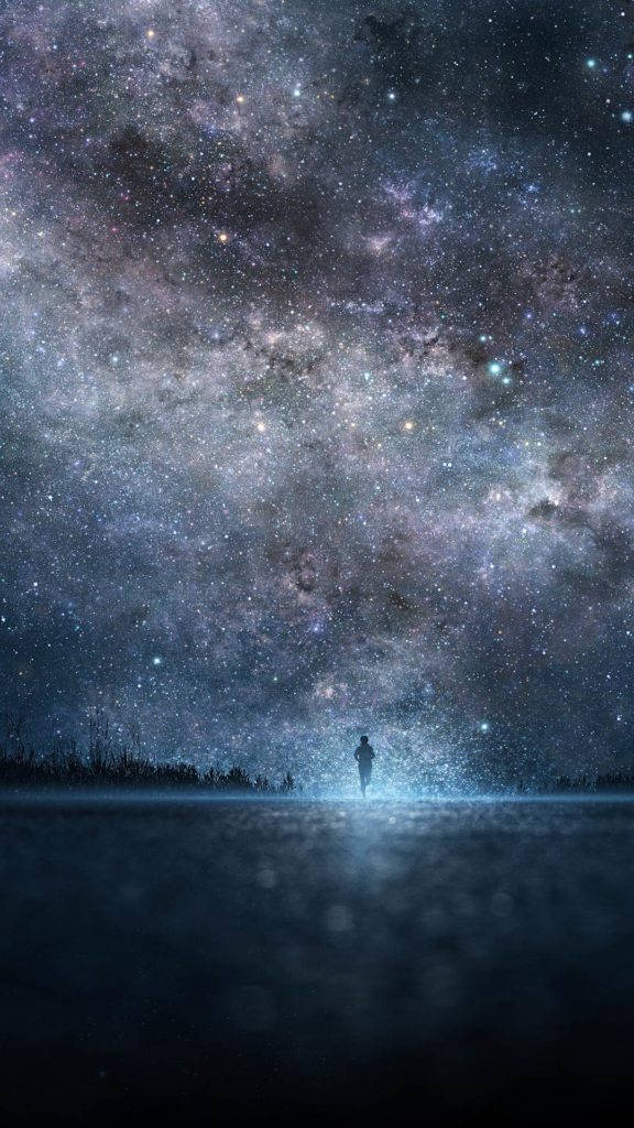 獨行男子 壁紙 — 一個孤獨的身影站在反射表面上，腳下是充滿宇宙塵埃和發光星雲的壯麗星空夜空。