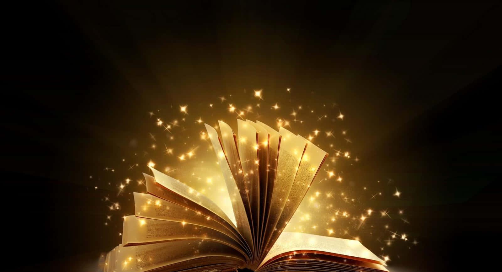 打開的書在深色背景上閃爍著金色光芒。