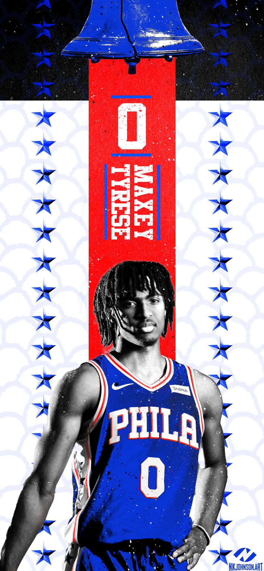 籃球運動員 Tyrese Maxey 身穿藍色 Phila 球衣，站在帶有星星的鐘下。