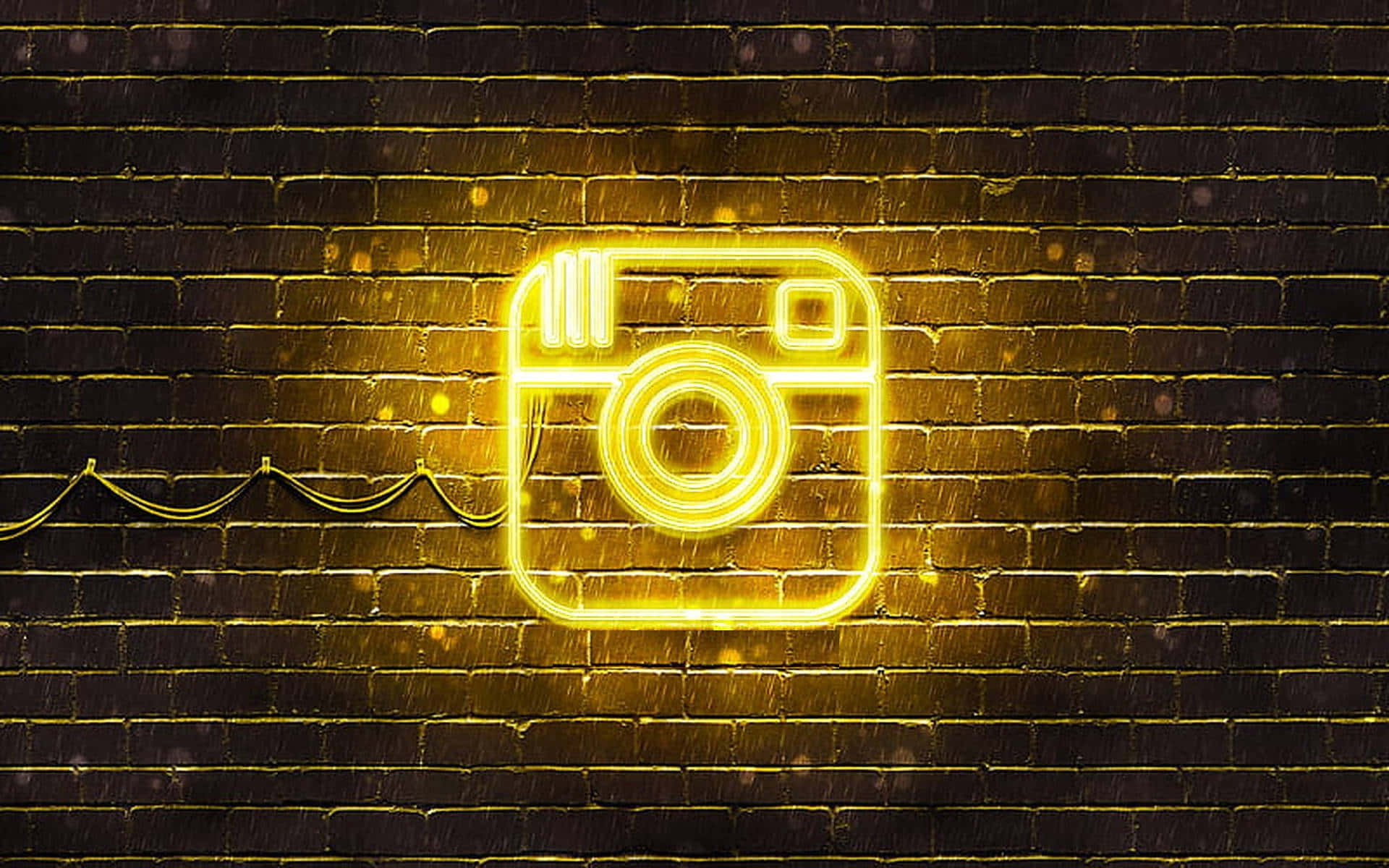 夜間雨中的磚牆上霓虹燈Instagram標誌。