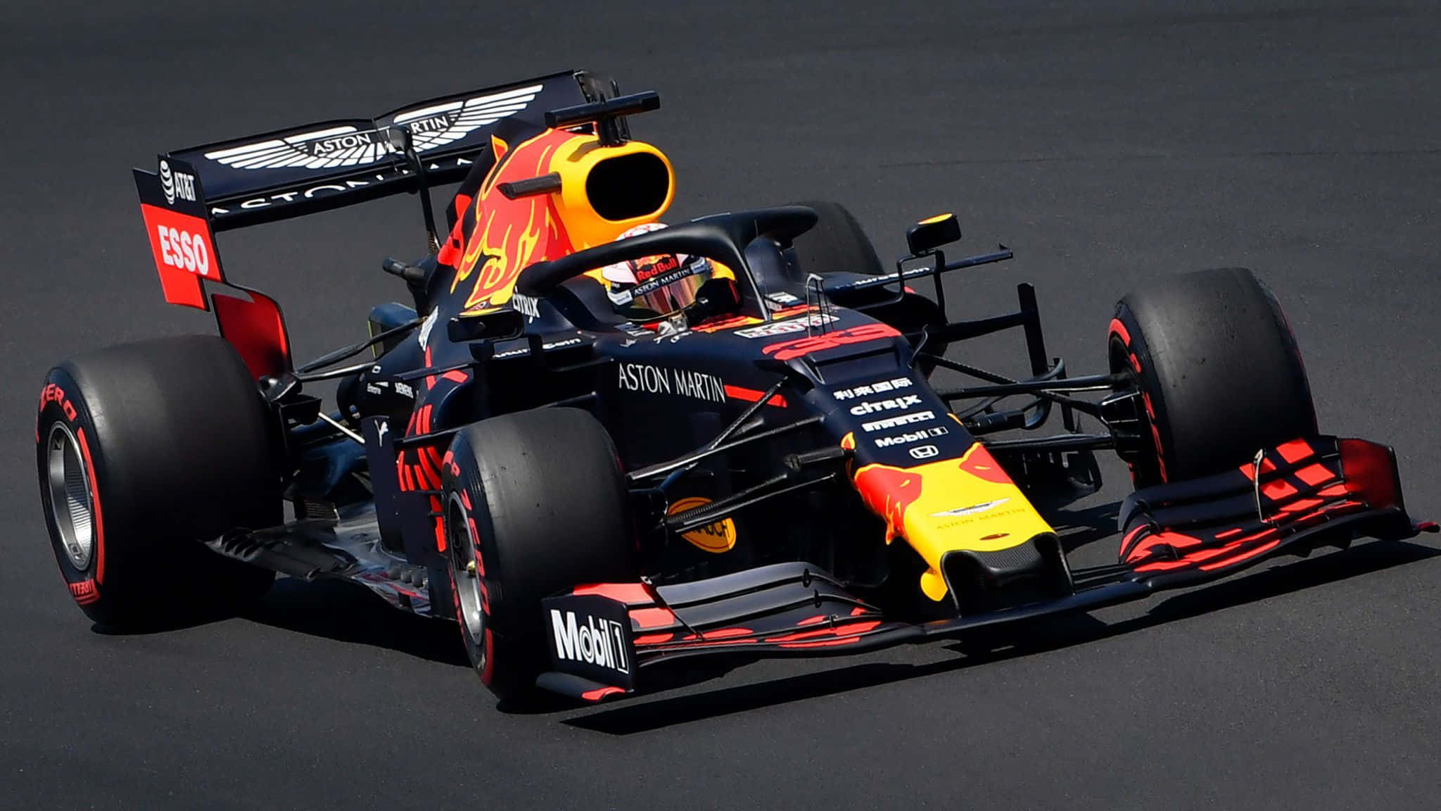 帶有Aston Martin品牌標誌的Red Bull Racing一級方程式賽車在賽道上。