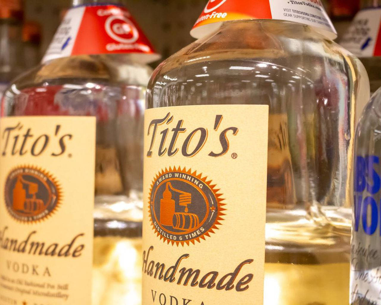 店舖貨架上的Tito's Handmade Vodka酒瓶，標籤和瓶蓋清晰可見。