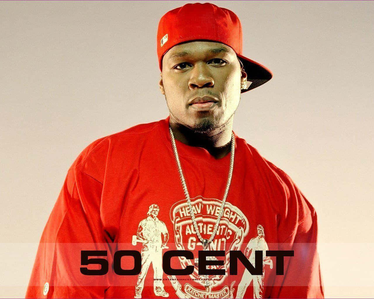 饒舌歌手 50 Cent 戴紅色帽子和襯衫，配金鏈和圖形文字。