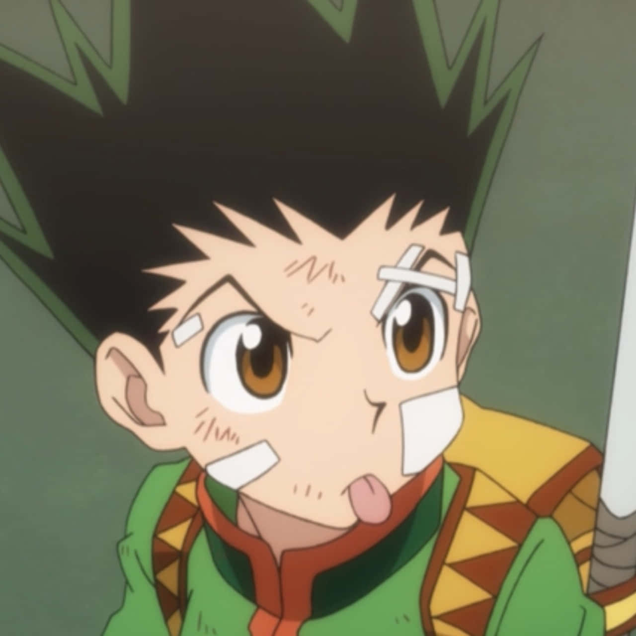 《獵人》Gon 嘴脣外伸頭像 壁紙 — 一個堅定的動漫男孩，有著刺蝟般的黑髮和臉上的繃帶，頑皮地伸出舌頭。