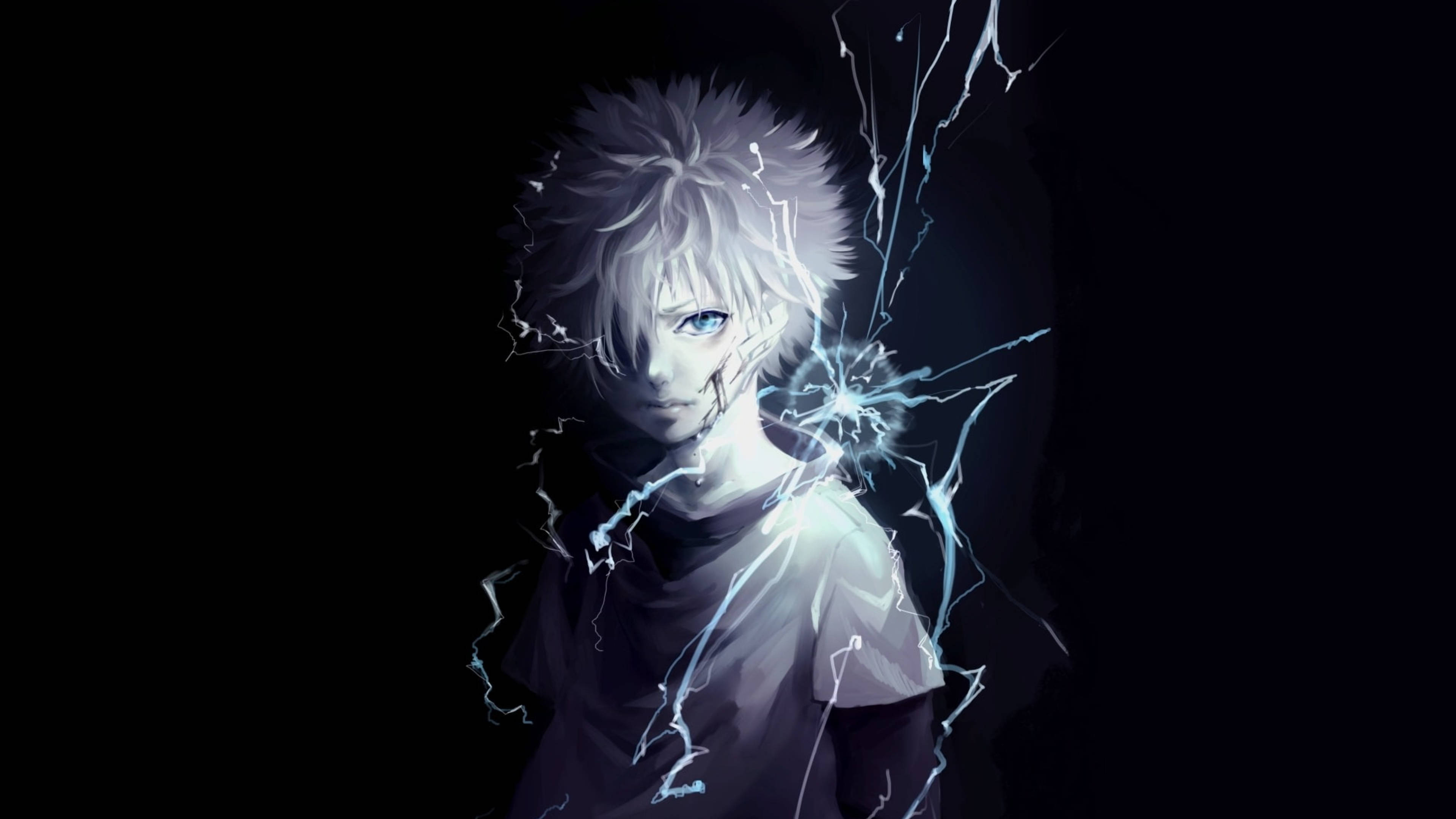 《獵人》Killua 4K 電光特效版 壁紙 — 一個蒼白的動漫男孩，有著尖刺般的白髮和發光的藍眼睛，在黑色背景中被噼啪作響的電能包圍。