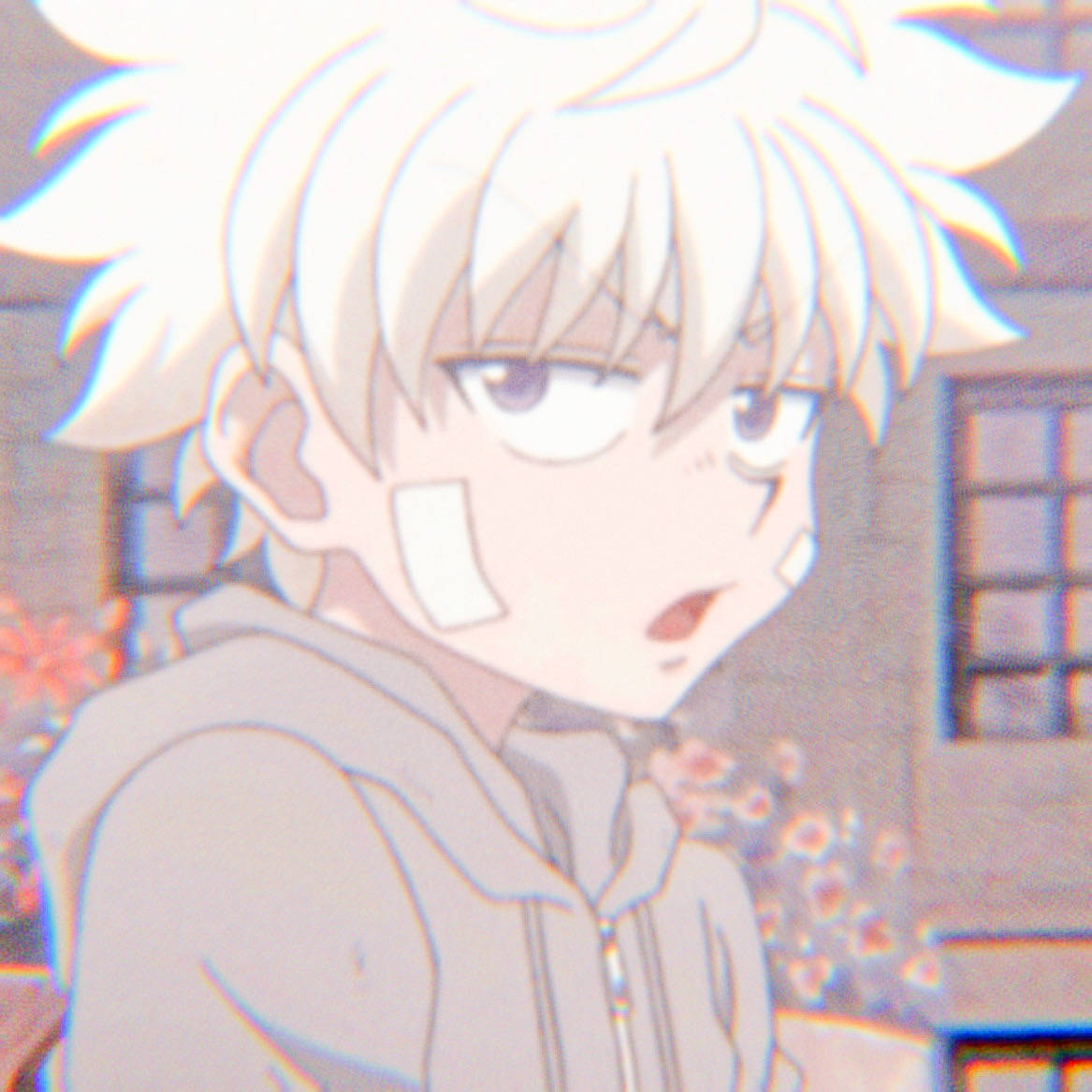 白髮連帽衫的動漫男孩看起來很驚訝。
