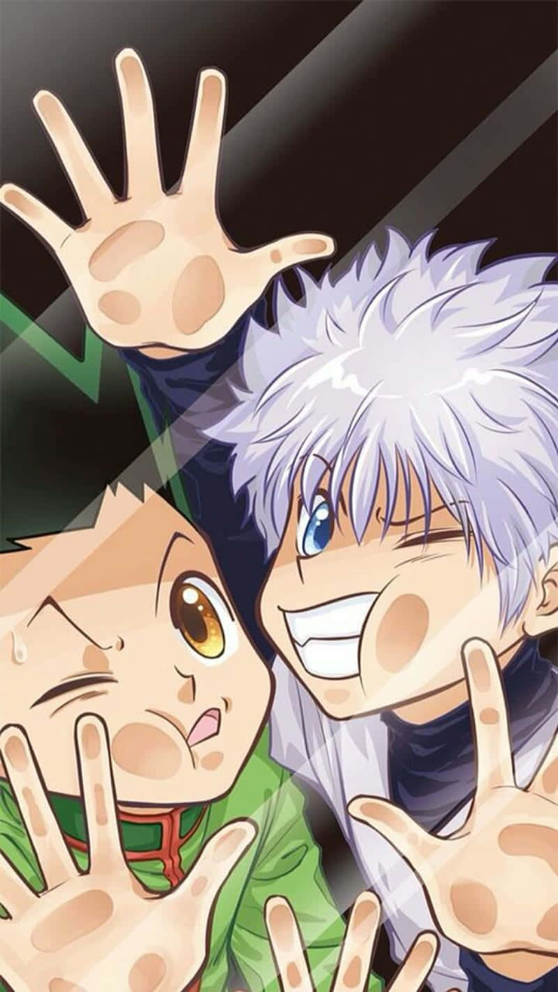 《獵人》世界中的卡德納——保持可愛！ 壁紙 — 兩個動漫角色，頭髮尖尖，咧嘴笑著，在帶有綠色點綴的深色背景前熱情揮手。