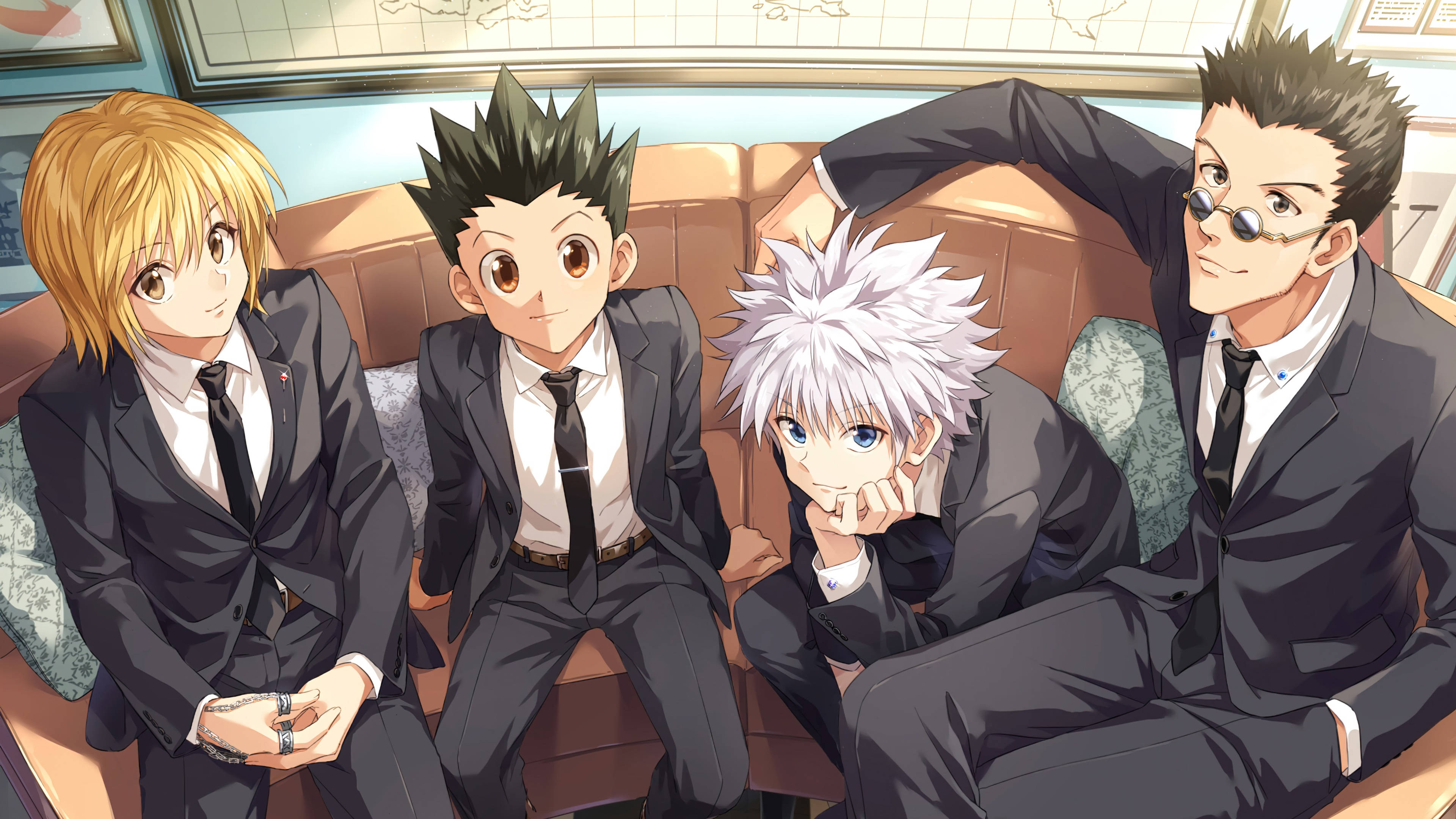 《獵人》四人組 4K 壁紙：Gon、Kurapika、Leorio、Killua 壁紙 — 四個穿著西裝的動畫男孩隨意地坐在沙發上，表情自信，髮型各異。