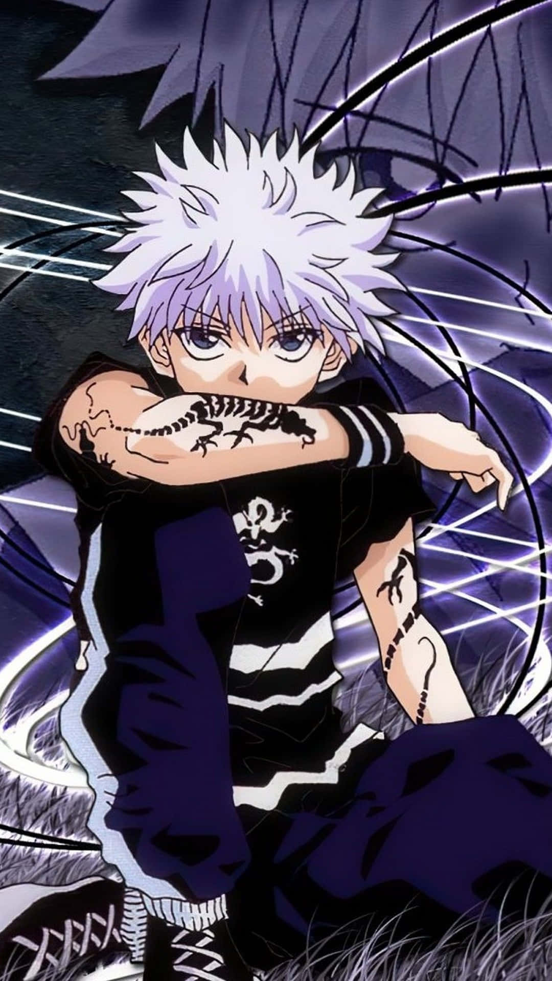 《獵人》系列中的強勢刺客 Killua 壁紙 — 動漫角色，白色尖刺頭髮和紋身，在旋轉的紫色和黑色背景前動態擺姿勢。