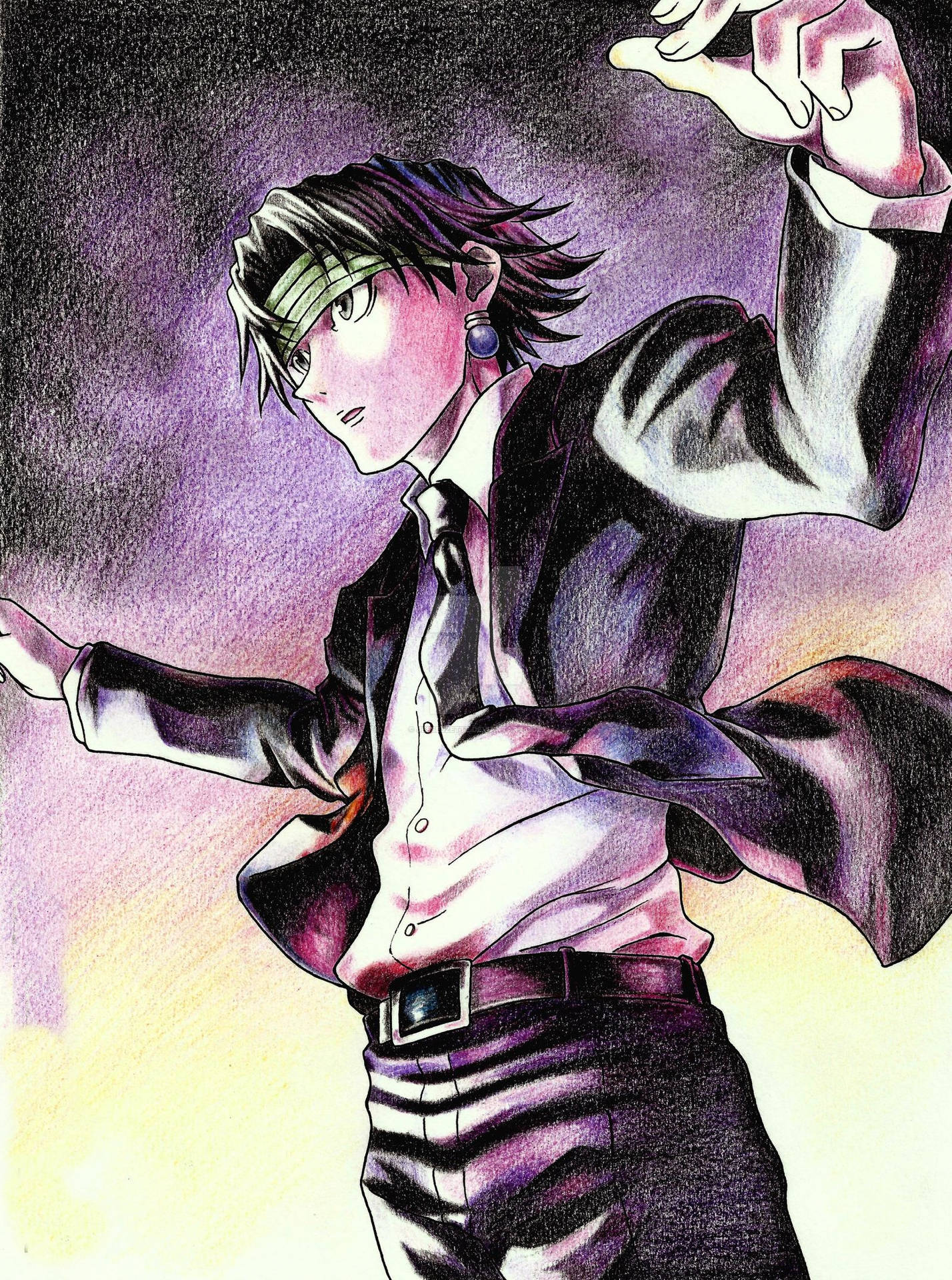 動漫男性角色身穿西裝，紫色頭髮和綠色頭帶，擺出戲劇性的姿勢。