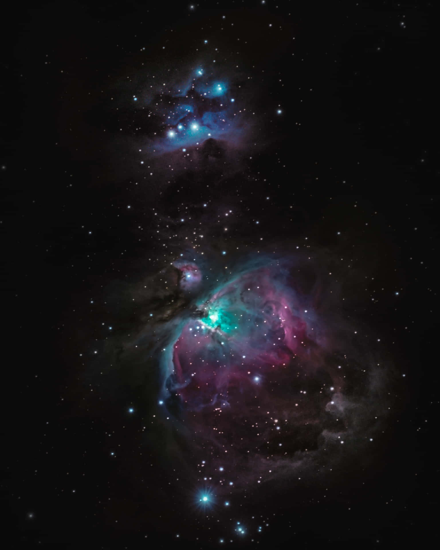 在深空星群中閃耀的鮮豔青綠色和洋紅色星雲。