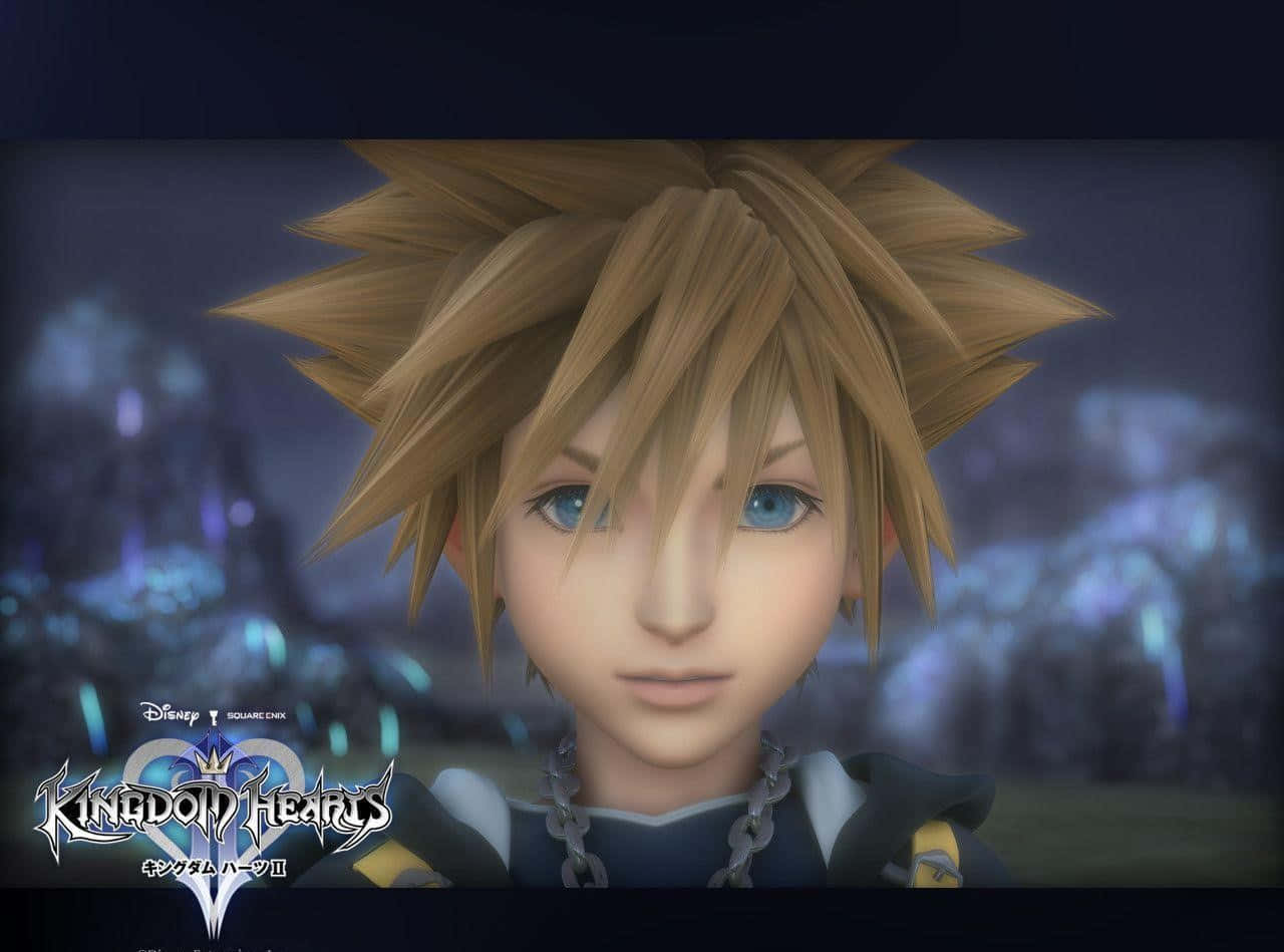 Kingdom Hearts Sora 桌布 壁紙 — 《王國之心 II》中索拉的近距離特寫，金色刺蝟頭和藍色眼睛，背景是發光的藍色奇幻城市景觀。