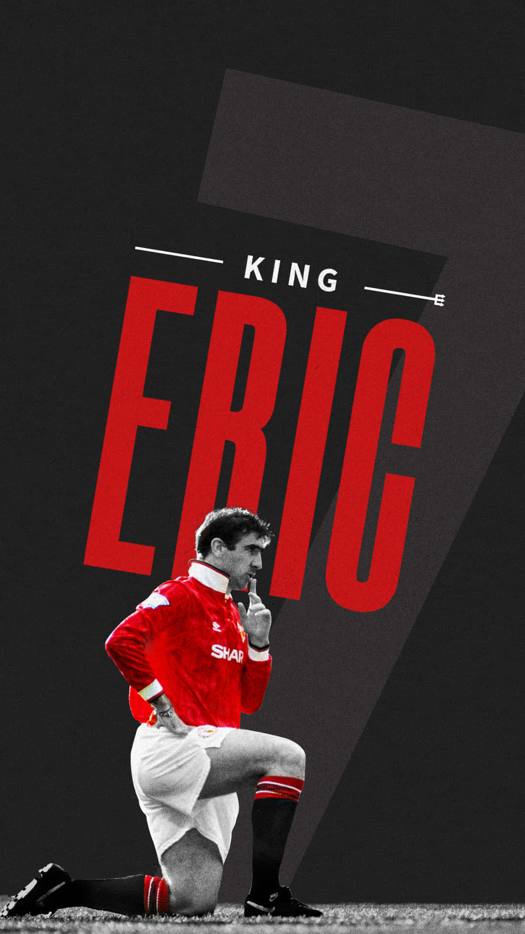身穿紅色球衣的足球員艾力克跪著，背後有「King Eric」文字。