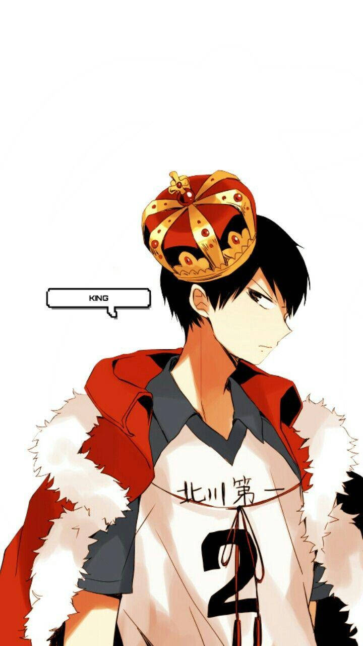 王者 影山飛雄 壁紙 — 黑髮動漫男孩戴著紅金皇冠，身穿紅色毛領外套，內搭二號籃球球衣。