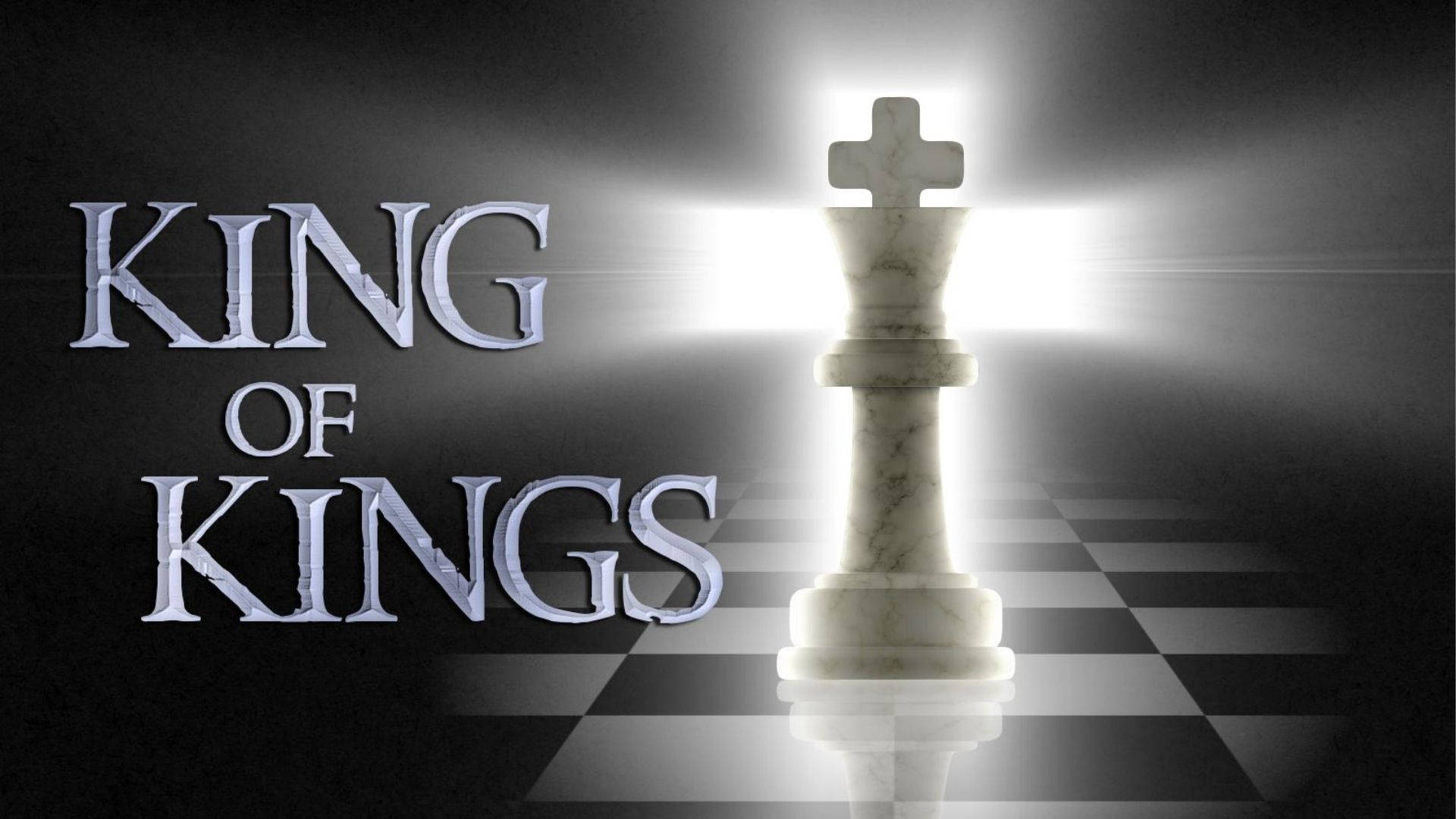 大理石國際象棋王被明亮光線照亮，在棋盤上帶有KING OF KINGS文字。