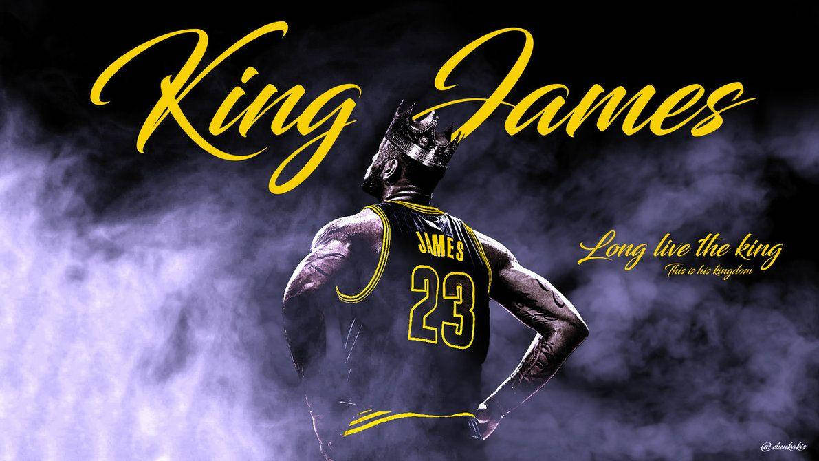 King James 籃球運動員戴著皇冠和23號球衣在紫色煙霧中。