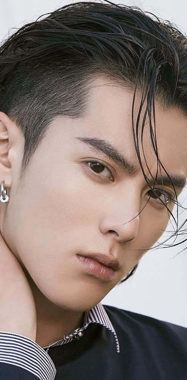 濕髮戴耳環的年輕男子工作室肖像。