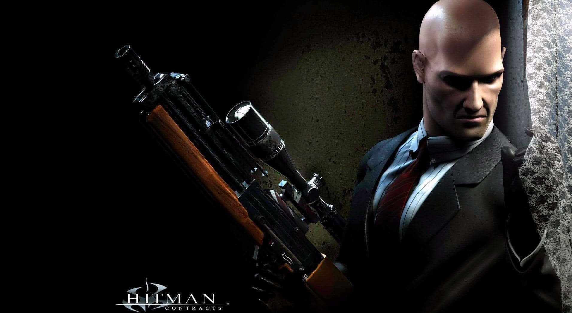 玩《Hitman 2》，展開終極秘密任務 壁紙 — 一個光頭刺客身穿西裝，在帶有蕾絲窗簾的暗黑粗糙牆壁前手持狙擊步槍。
