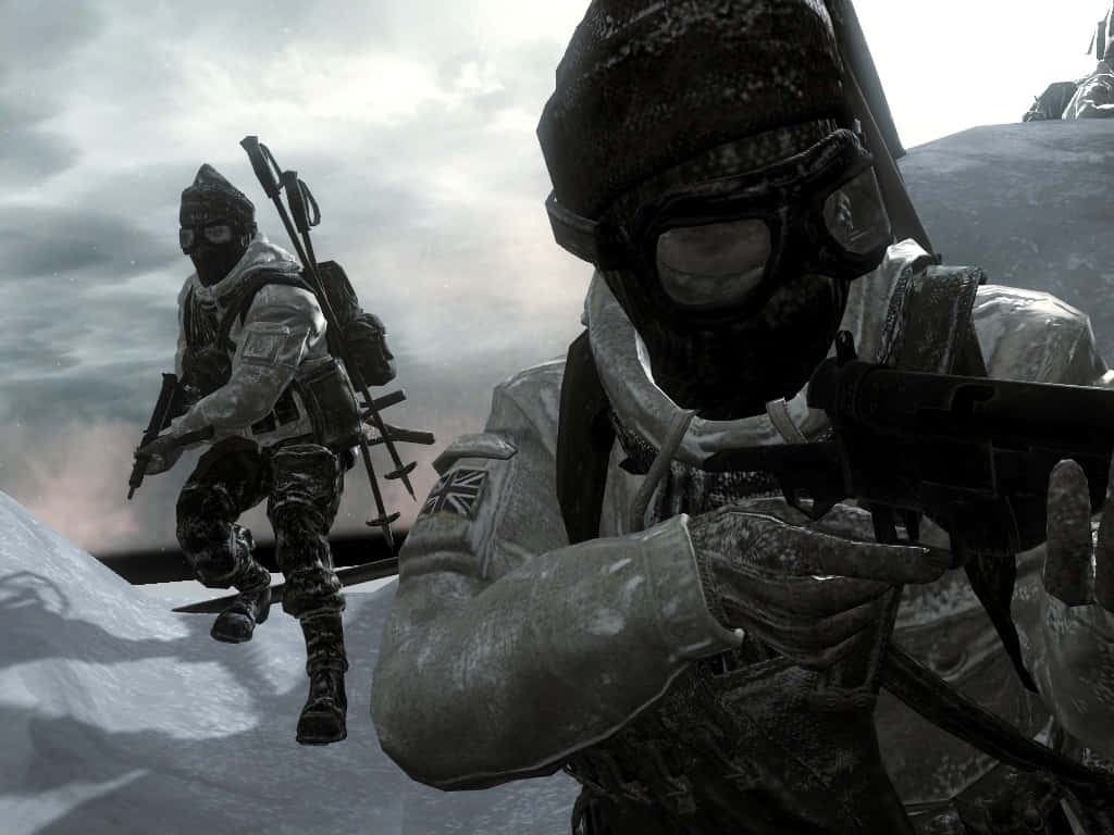 兩名身穿冬季迷彩服的士兵在積雪的山區移動。