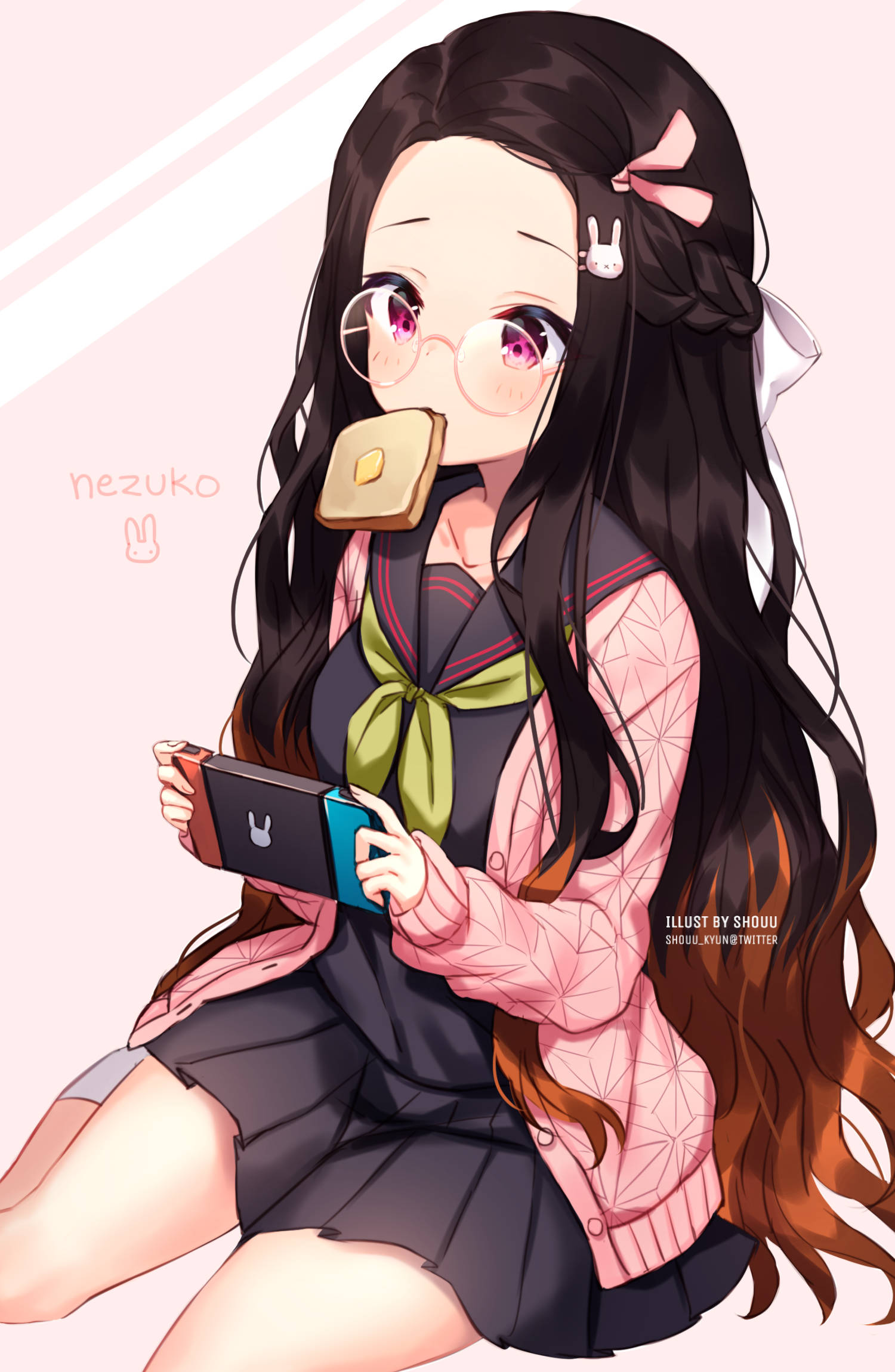 玩Game Boy的鬼滅之刃祢豆子 壁紙 — 動畫女孩，長黑髮戴眼鏡，拿著零食和遊戲機，背景是柔和的粉紅色。
