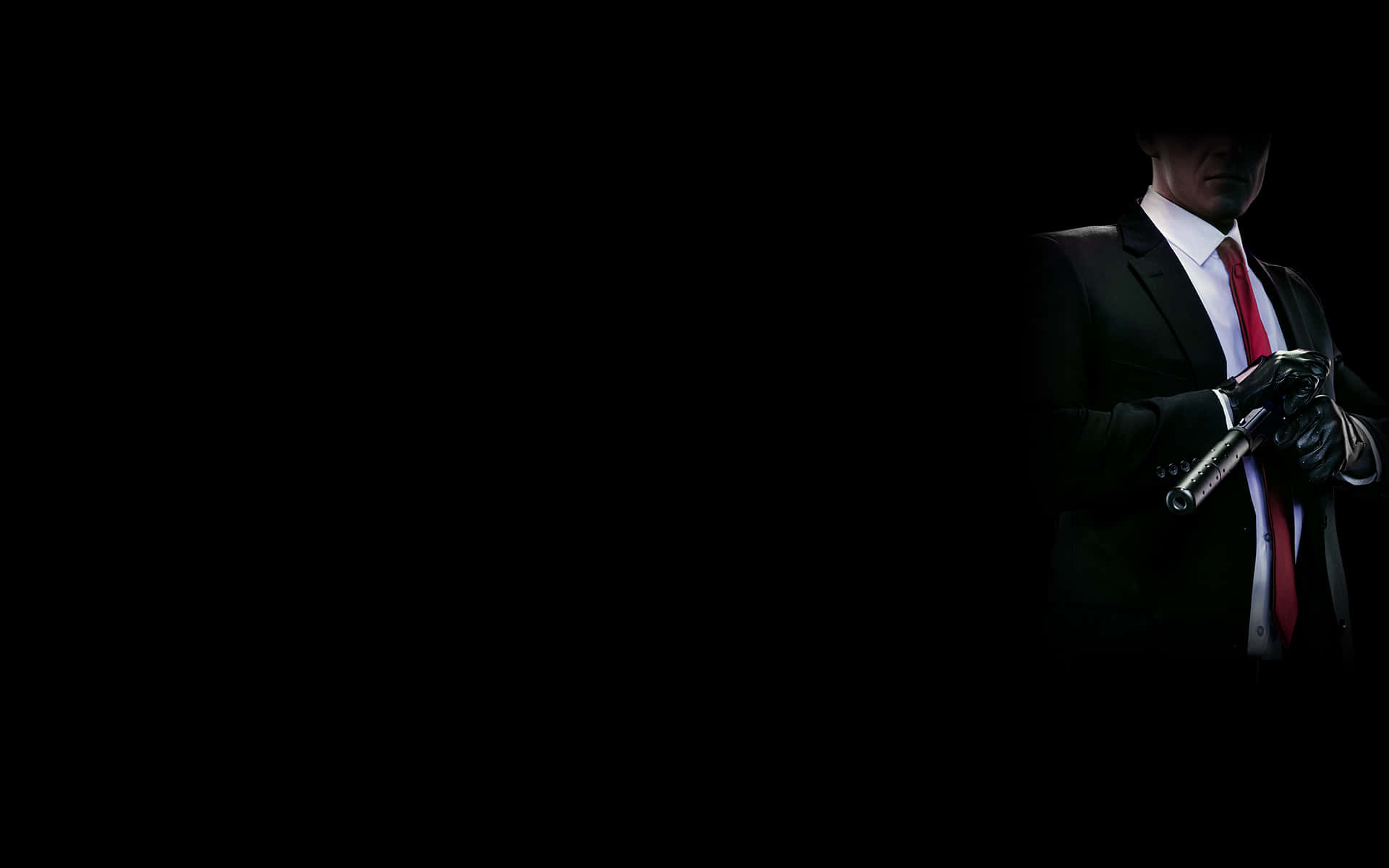 「玩Hitman時，別留情面」 壁紙 — 一個穿著西裝和紅色領帶的神秘身影，在戲劇性燈光下，手持槍枝對著黑色背景。