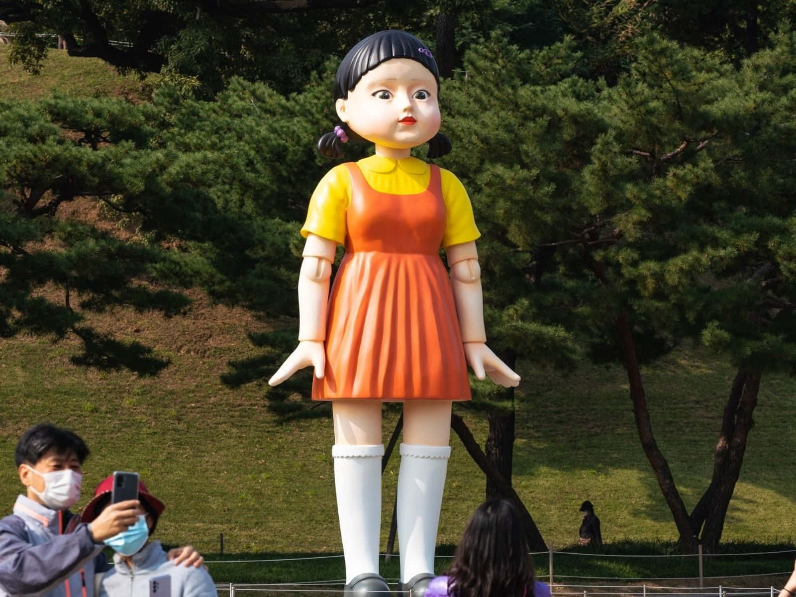 公園裡的大型公仔雕像，有遊客在拍照