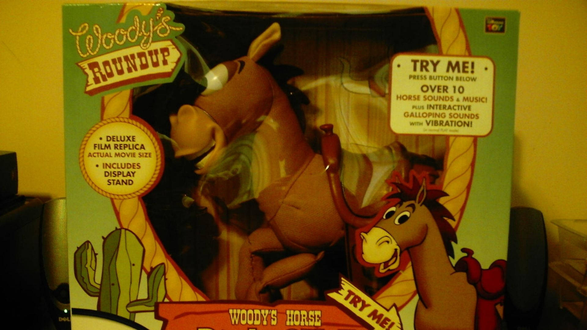 《玩具總動員》Bullseye 在玩具盒內 壁紙 — 復古 Woody's Roundup 玩具箱，內有棕色馬和紅髮馬，附互動聲音按鈕。