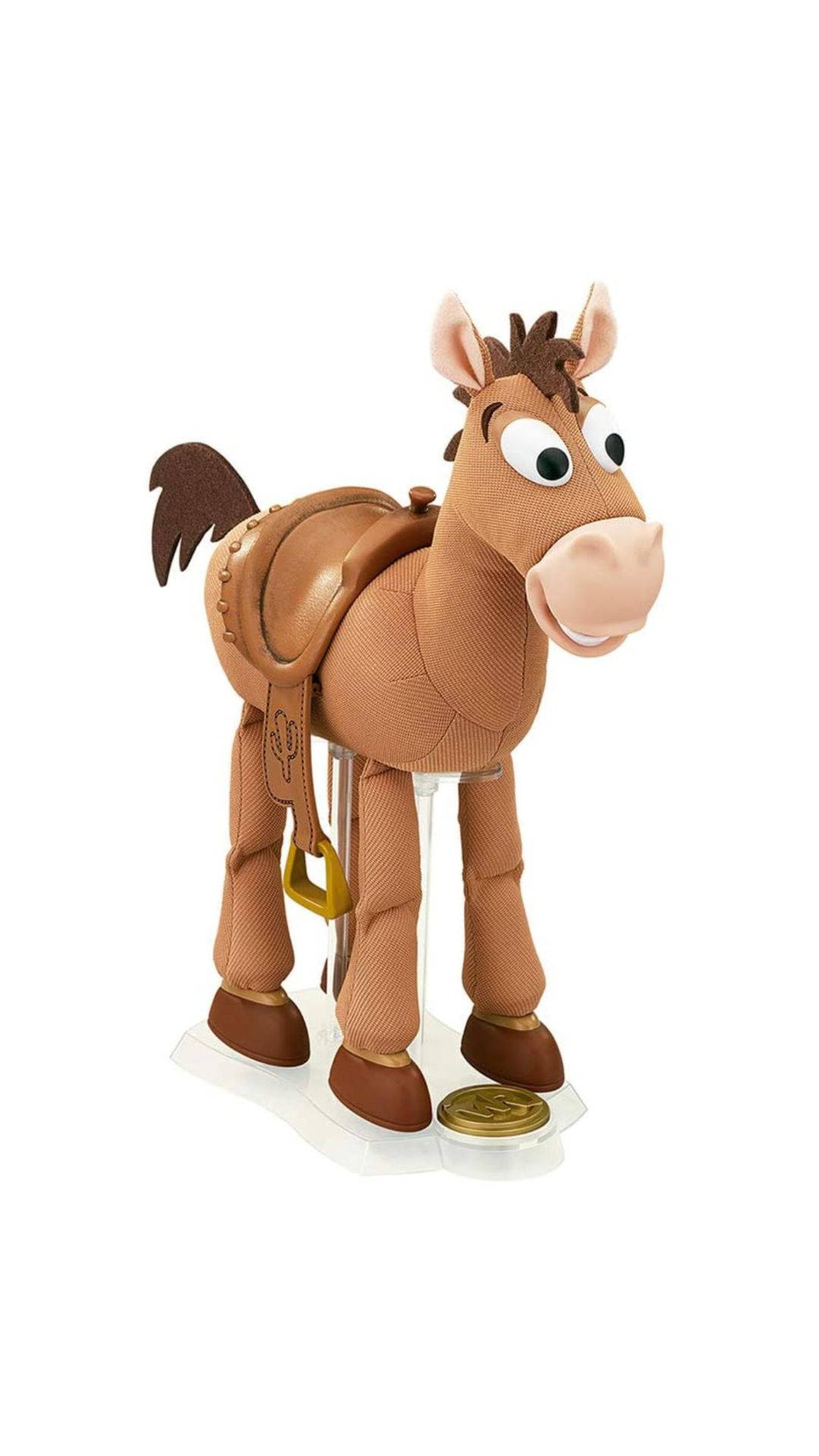 《玩具總動員》Bullseye 玩具人偶 壁紙 — 一隻帶有馬鞍和韁繩的毛絨玩具馬站在透明支架上，背景為白色。