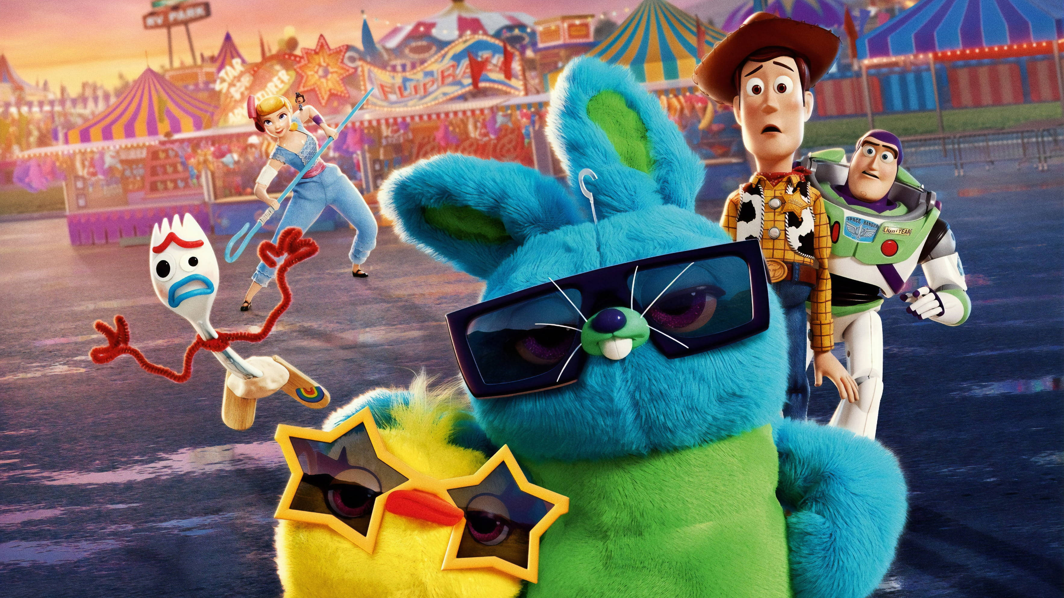 玩具總動員 Forky 在遊樂園 壁紙 — 一個充滿活力的嘉年華場景， featuring Toy Story 角色，包括一隻戴太陽眼鏡的藍色兔子和一隻戴星星眼鏡的黃色小鳥。