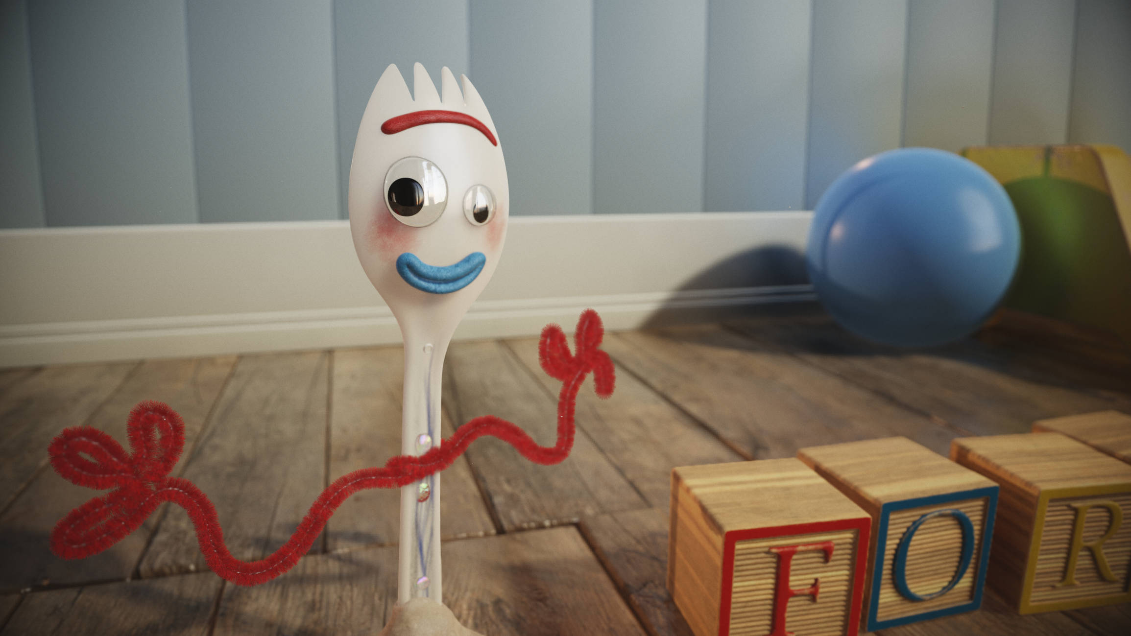 玩具總動員 Forky 木製字母積木 壁紙 — 一個快樂的動畫叉子，有凸眼和紅色管道清潔臂，站在木地板上，旁邊是字母積木。