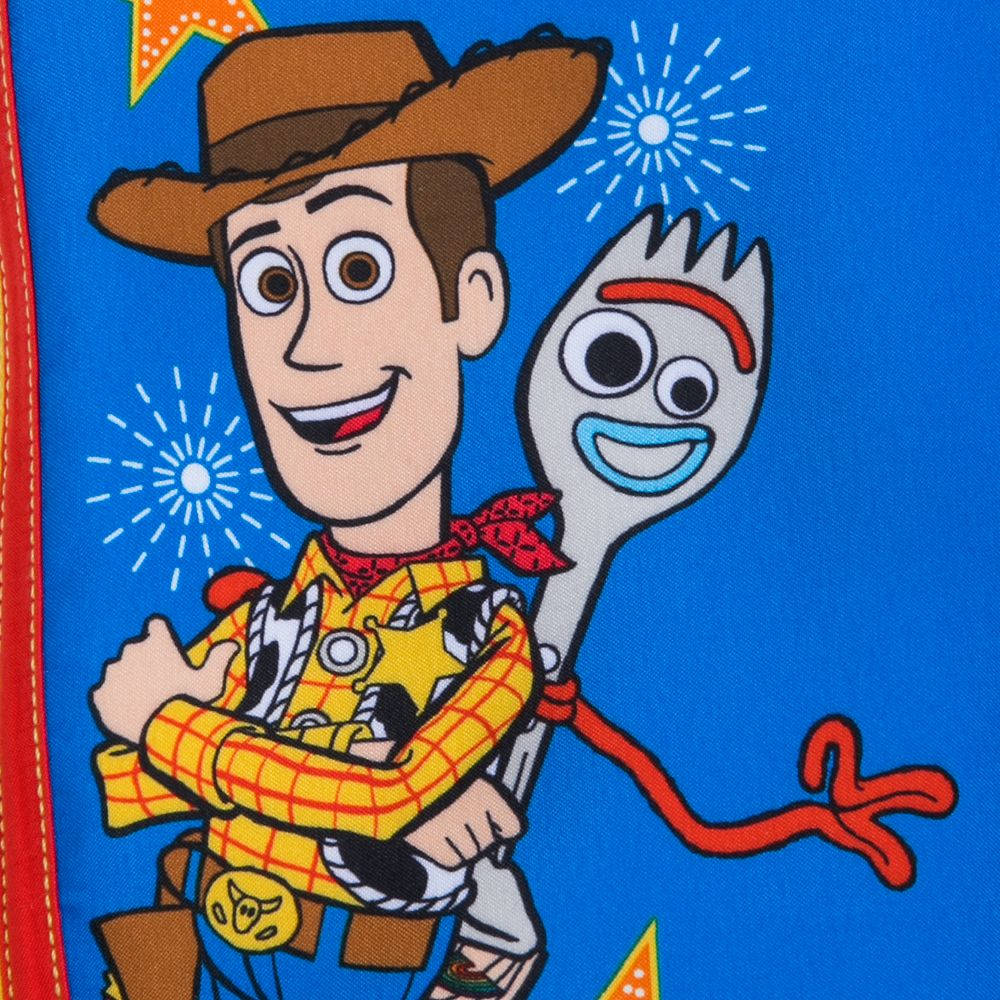 玩具總動員 Forky 海灘毛巾 壁紙 — 《反斗奇兵》的胡迪和小叉在明亮的藍色背景和白色煙花前愉快地擺姿勢。