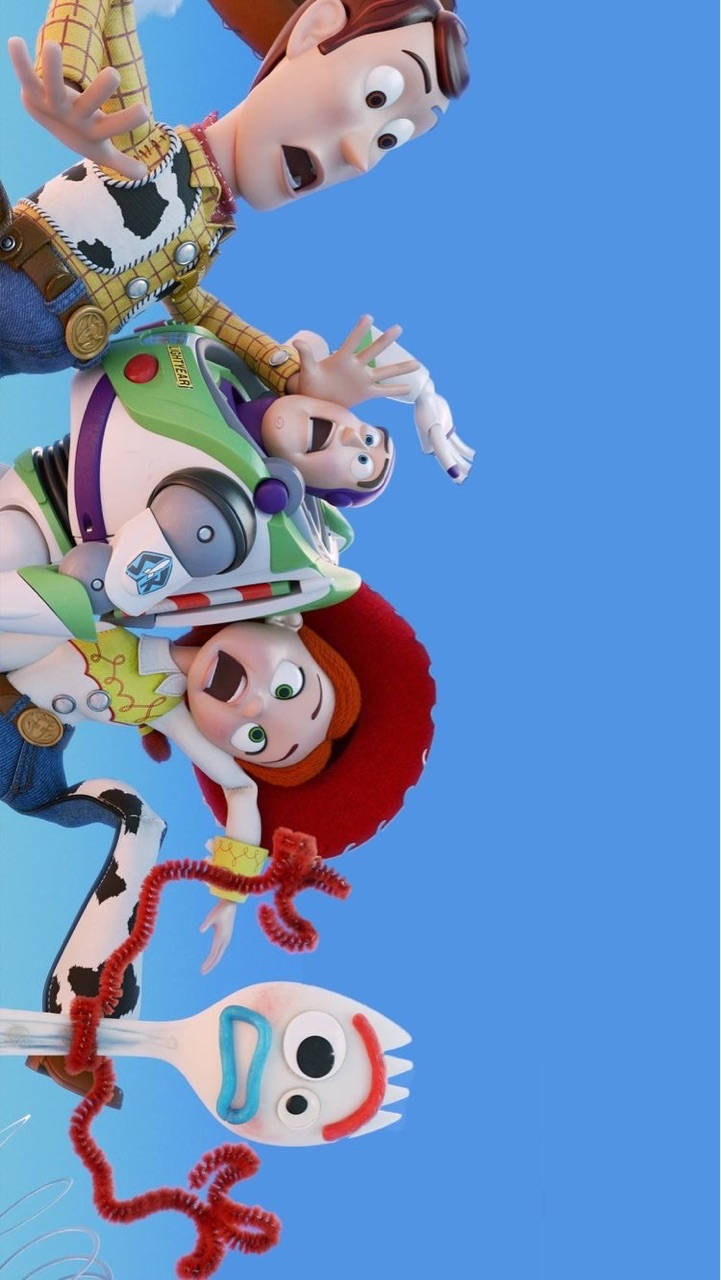 玩具總動員 Forky 精彩畫面 壁紙 — 反斗奇兵角色胡迪、巴斯光年和潔西在純藍色背景上對角漂浮，下面有叉奇。