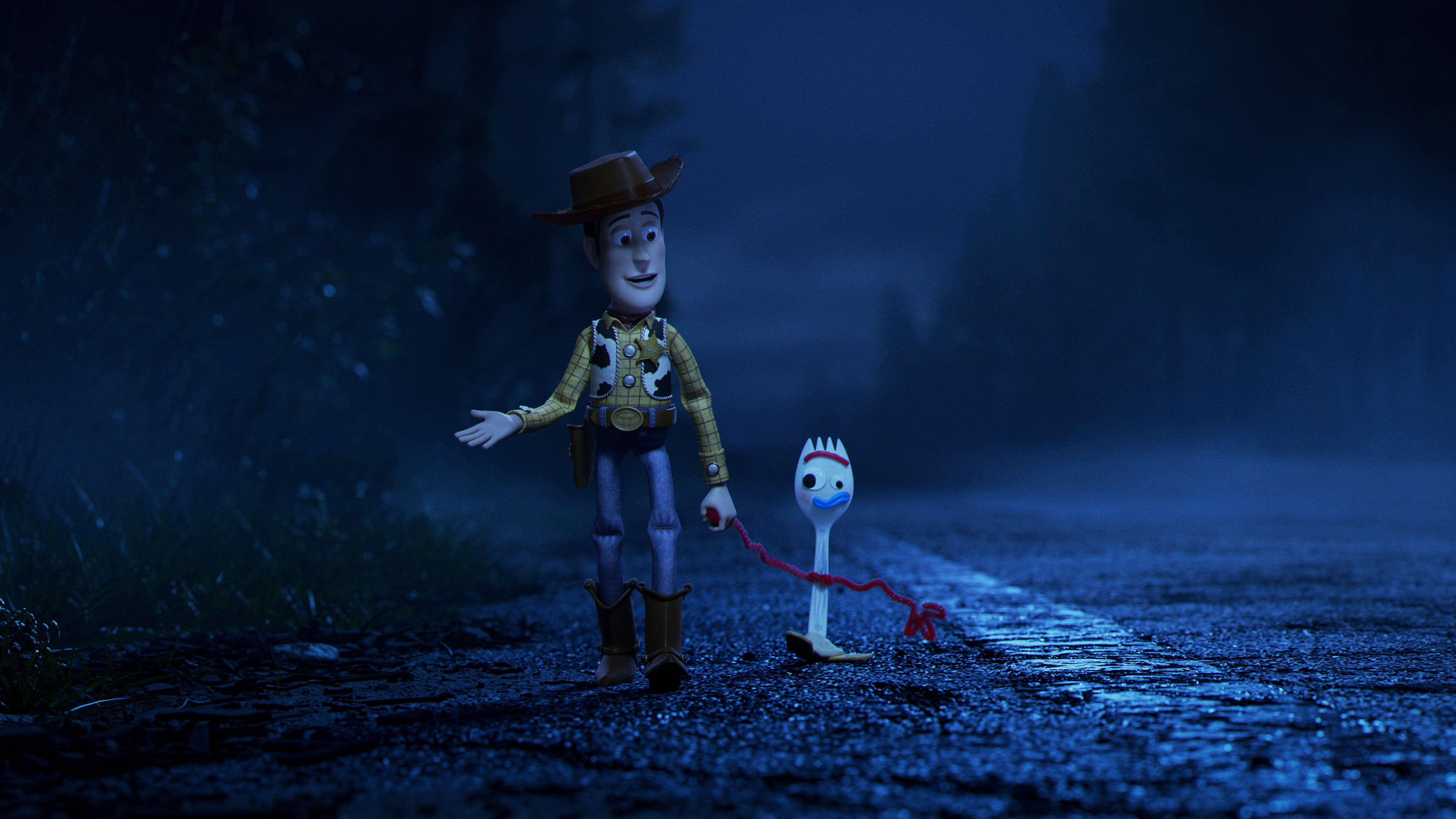 玩具總動員 Forky 與 Woody 行走 壁紙 — 《反斗奇兵》的胡迪拖著叉子木偶在月光下霧氣瀰漫的黑暗道路上散步。