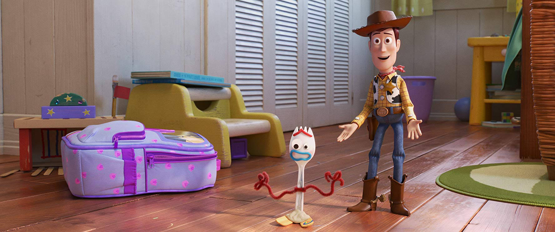 玩具總動員 Forky 與 Woody 行走 壁紙 — 牛仔玩具胡迪站在兒童房裡，旁邊有一個微笑的叉子角色和一個紫色圓點背包。